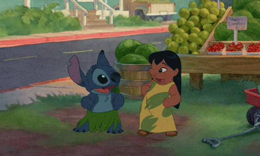 史迪奇 迪士尼 桌布 壁紙 — Lilo 和 Stitch 站在一個水果攤旁邊，攤上有青木瓜和紅草莓，在明亮的日光下。
