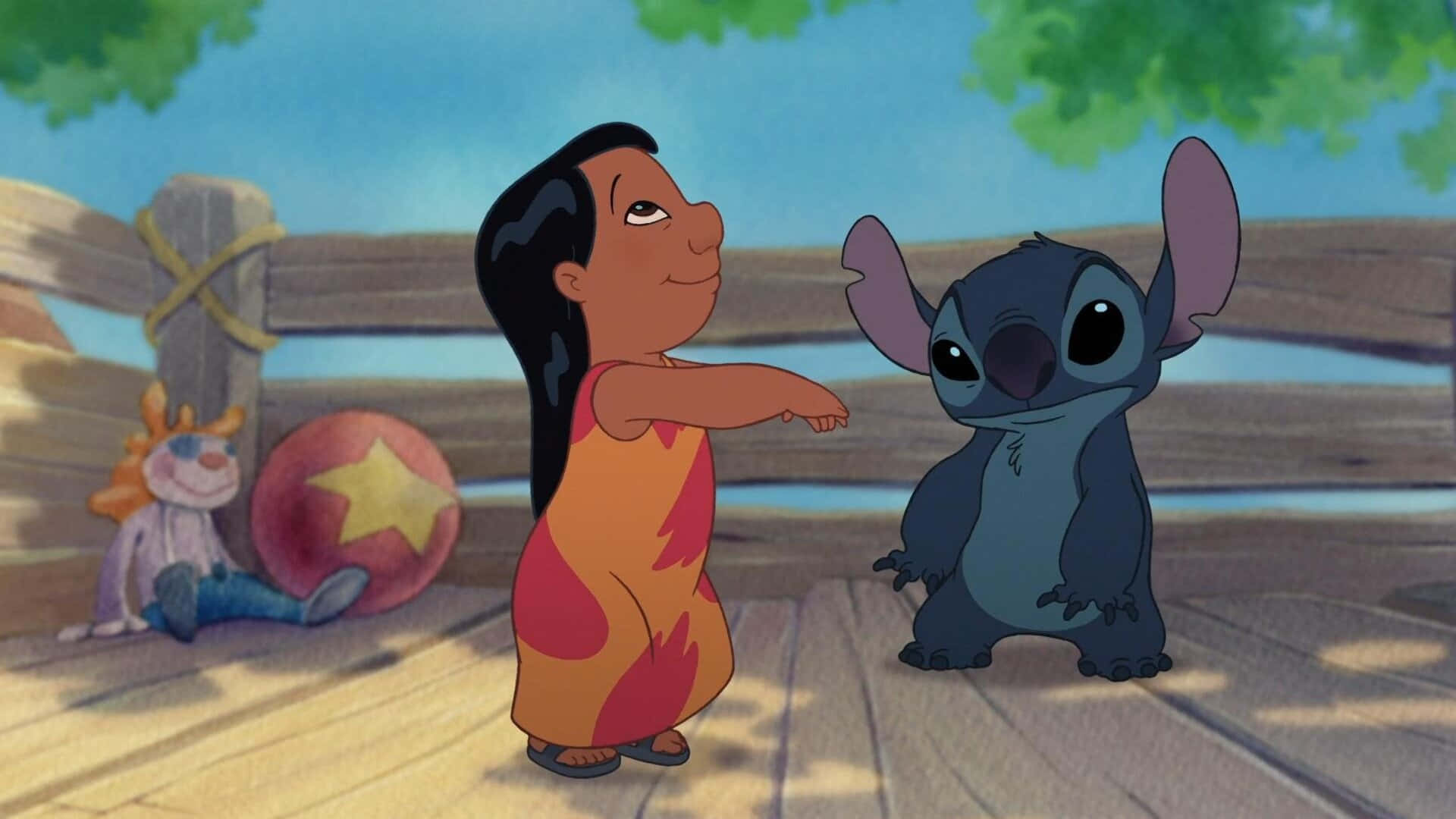 星際寶貝 桌布 壁紙 — Lilo 和 Stitch 站在木碼頭上，在藍天綠樹下互相微笑。