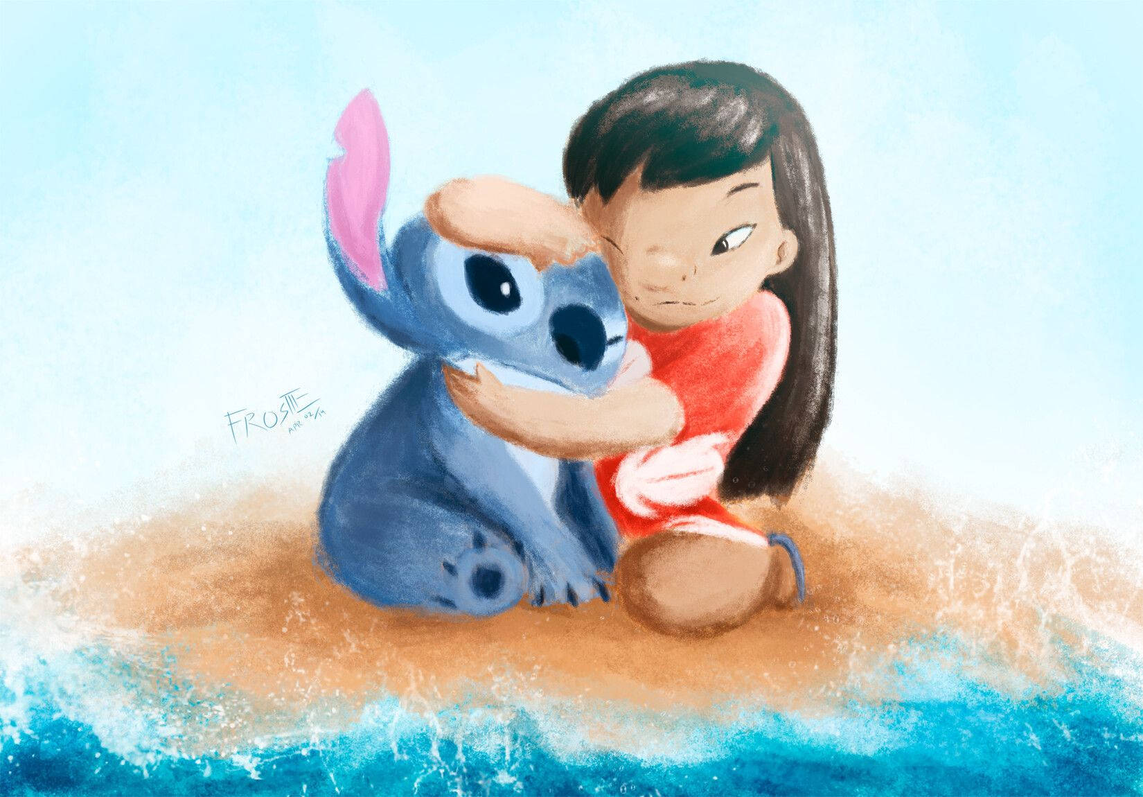 Stitch 桌布 壁紙 — Lilo 在沙灘上擁抱 Stitch，背後是海浪拍打，天空柔和藍色。