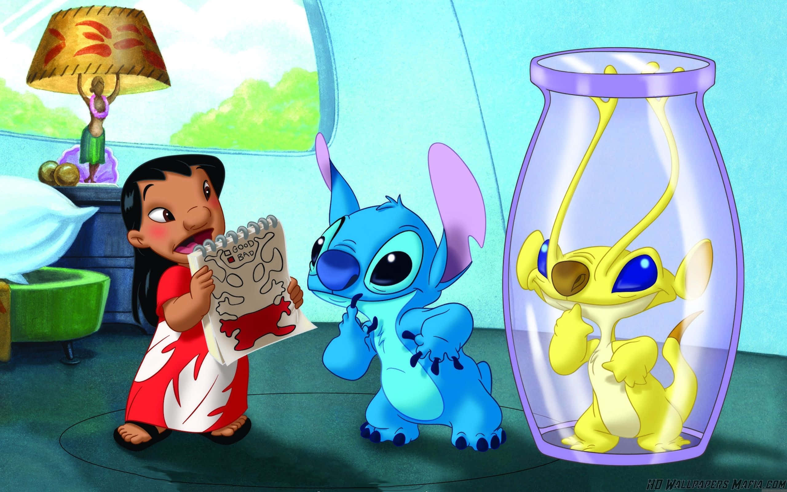 Stitch 桌布 壁紙 — Lilo 拿著素描本，而史迪奇和一個黃色外星人好奇地從玻璃罐中窺視，在色彩繽紛的臥室裡。
