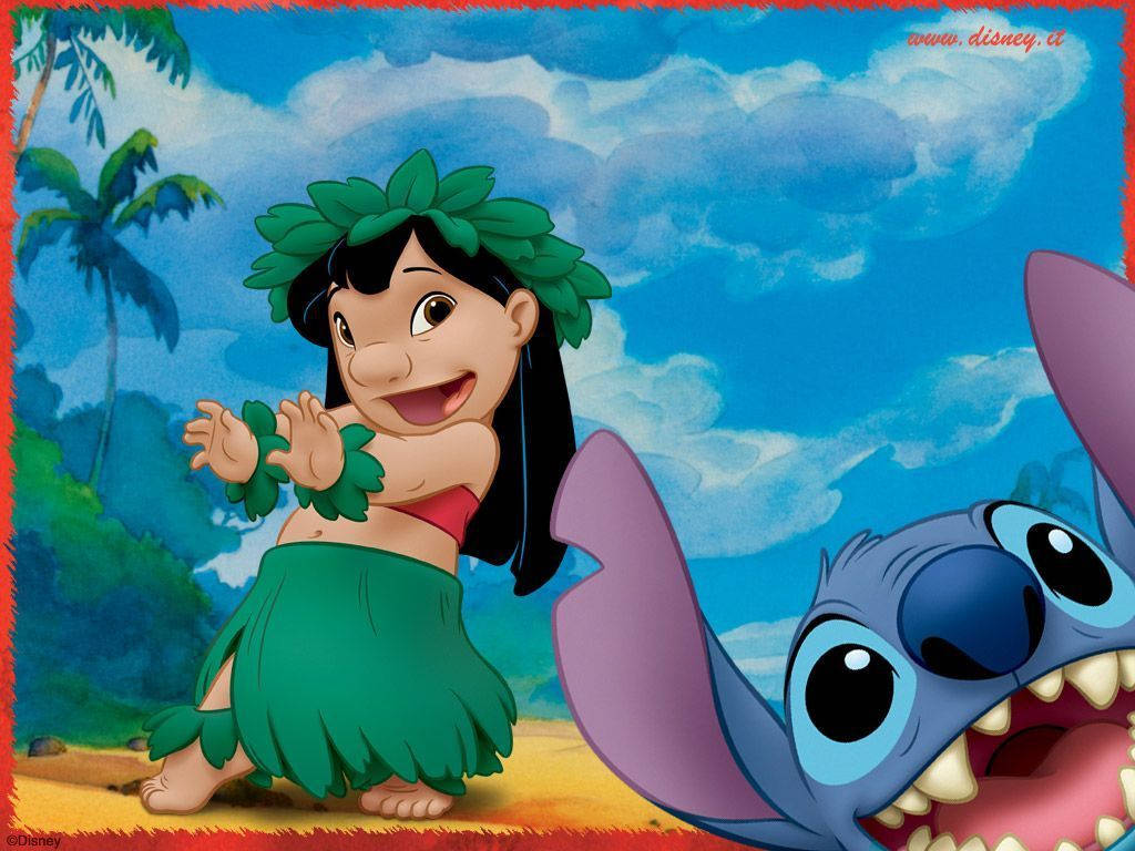 Stitch 桌布 壁紙 — Lilo 穿著綠色草裙快樂地跳舞，旁邊的史迪奇在陽光明媚的熱帶沙灘上咧嘴大笑。