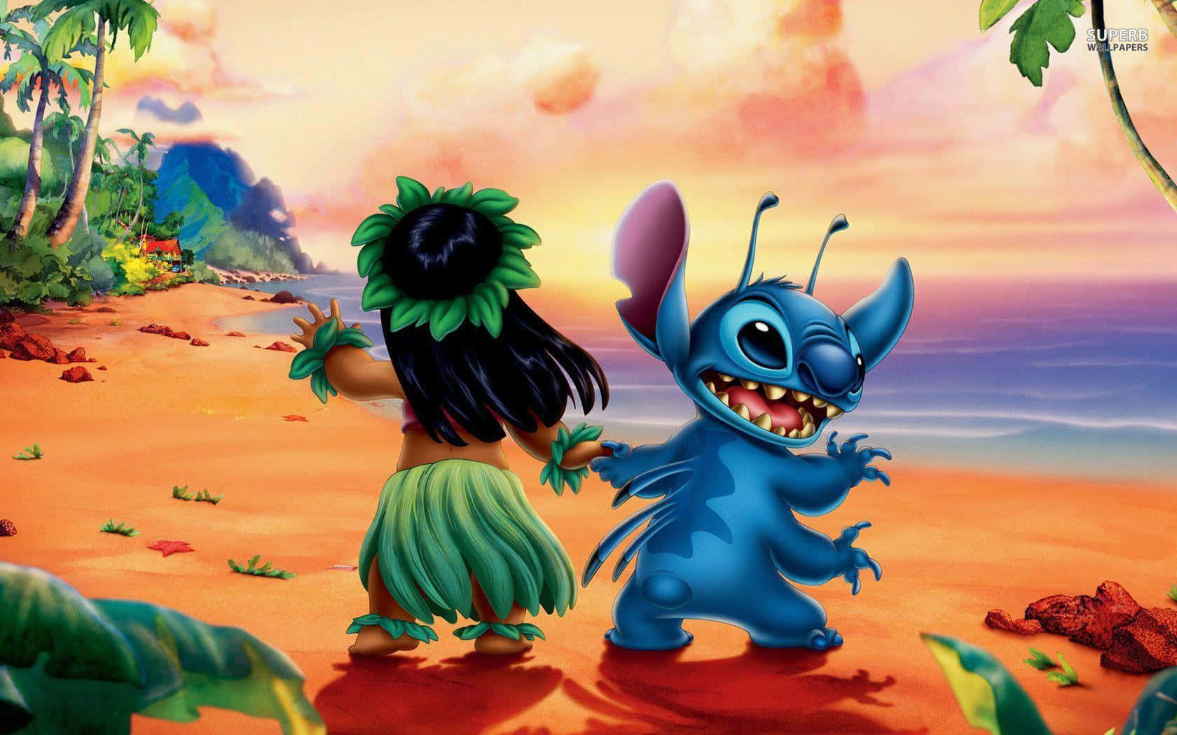 星際寶貝 桌布 壁紙 — Lilo 與 Stitch 在熱帶沙灘上日落時分快樂地跳舞，背景有棕櫚樹和海洋。