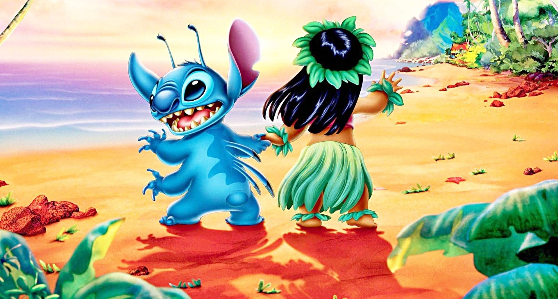 迪士尼角色 桌布 壁紙 — Lilo 與 Stitch 在熱帶沙灘上，在粉彩夕陽天空下快樂地跳舞。