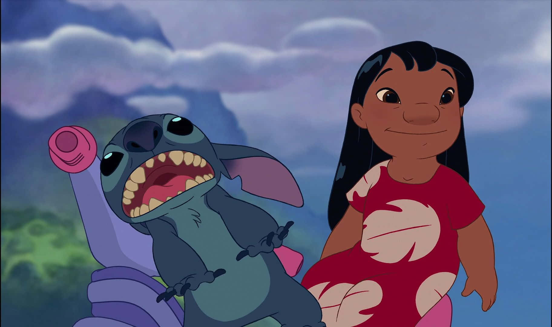 星際寶貝 桌布 壁紙 — Lilo 與 Stitch 在陰天共享歡樂時刻，Stitch 頑皮地拿著一個粉紅色物體。