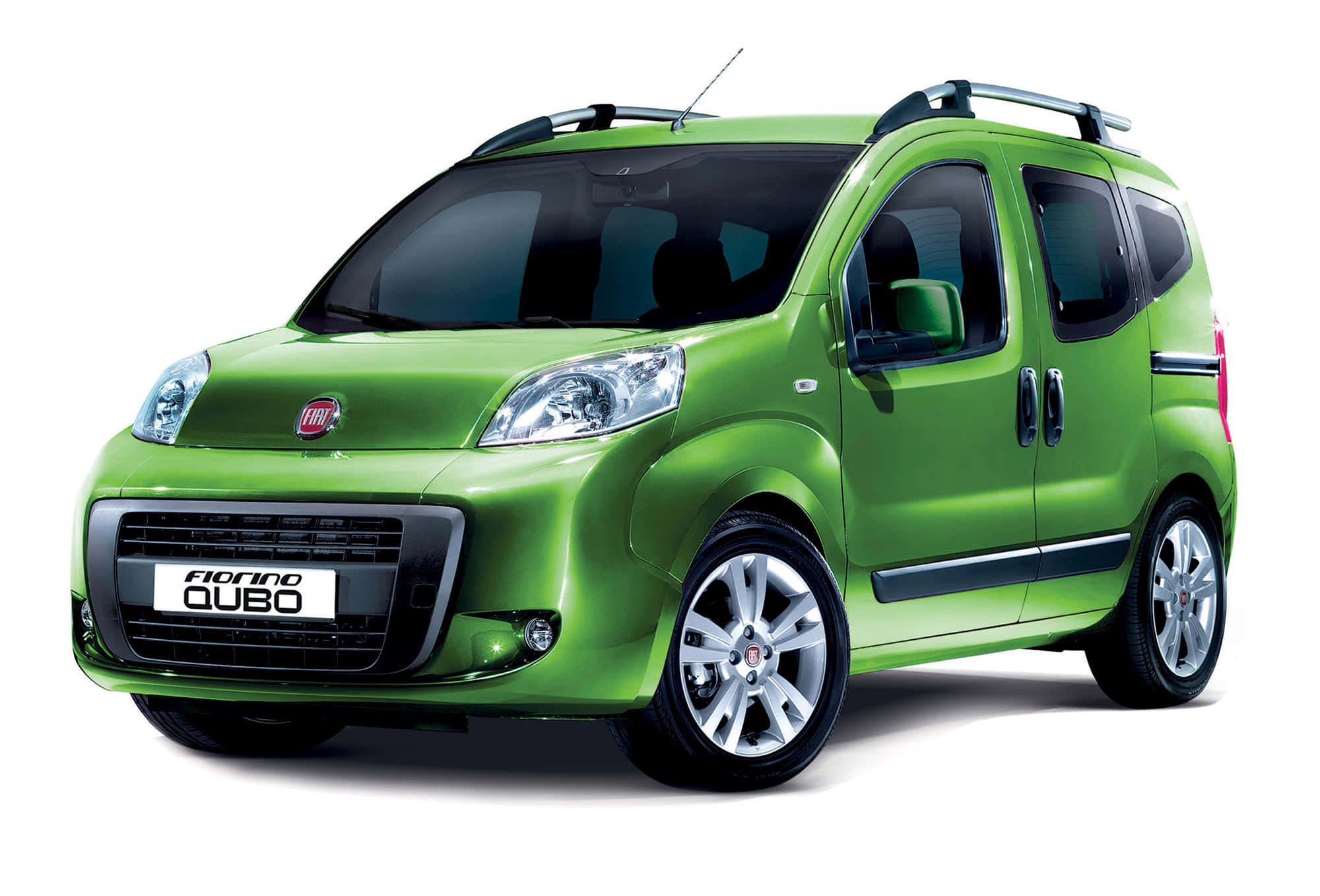 Fiat Fiorino 桌布 壁紙 — 一輛充滿活力的萊姆綠色飛雅特 Qubo 緊湊型 MPV，配備車頂行李架和銀色合金輪圈，在攝影棚中以乾淨的白色背景拍攝。