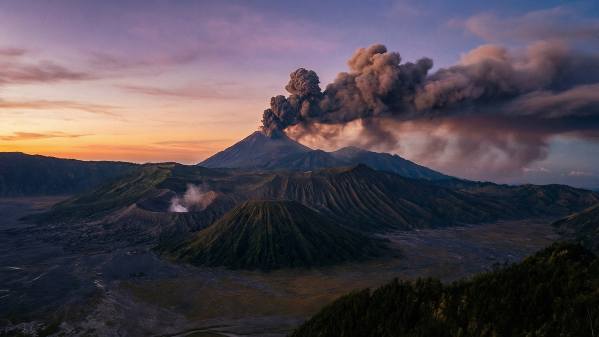 Mount Bromo Eruption Dawn 壁紙 — 黎明時分的火山爆發，深色灰雲從山頂翻騰而出，映襯著紫橙色的天空。