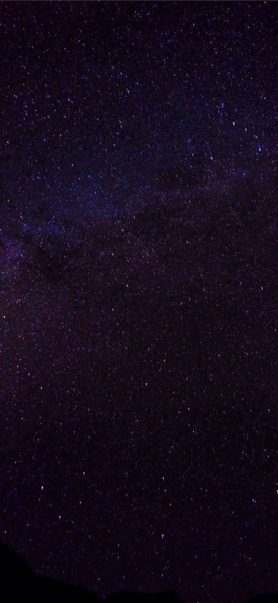 銀河系與星星在山脈輪廓之上的夜景 — iPhone 11 壁紙