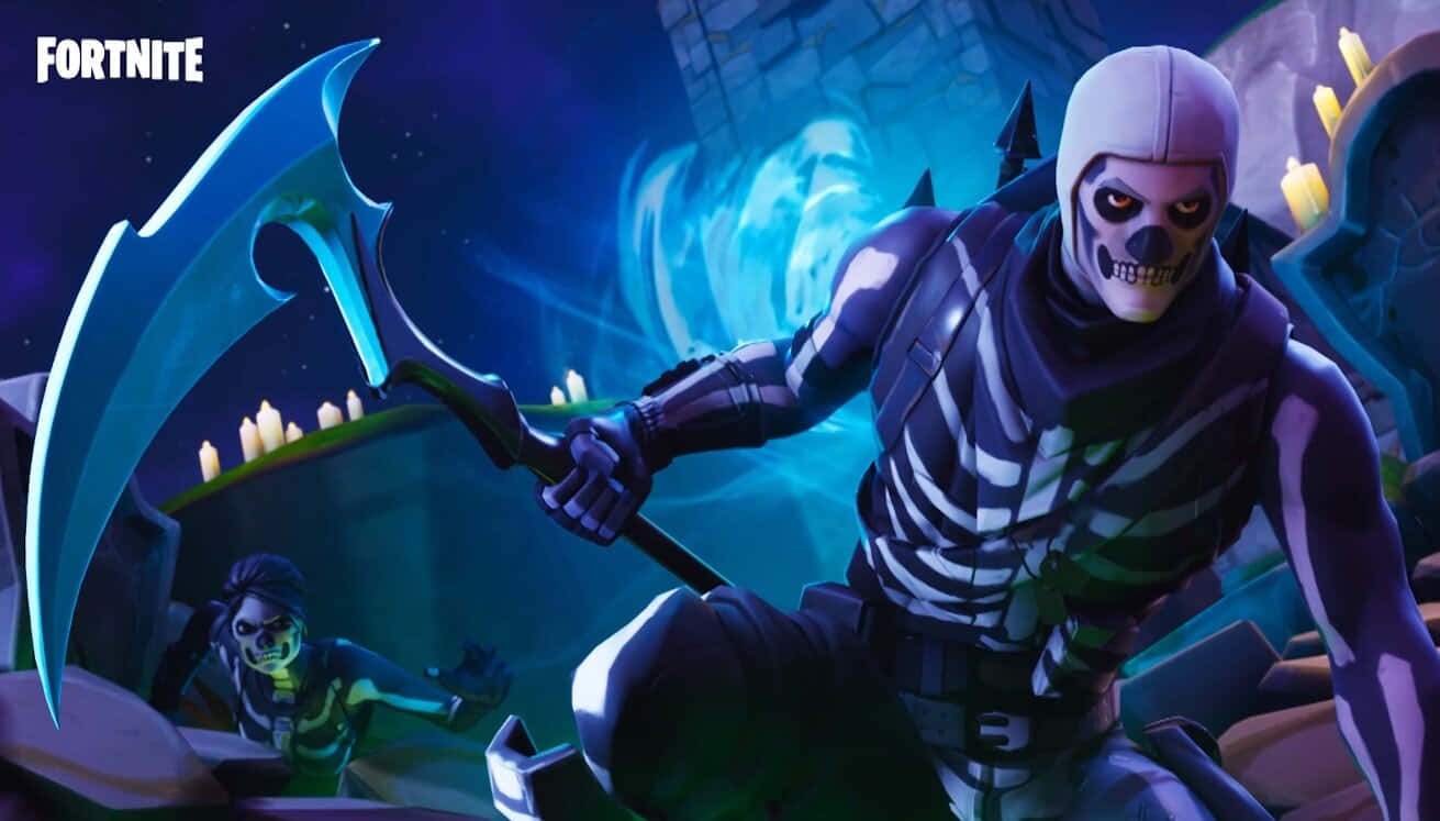  壁紙 — 一個令人畏懼的Fortnite骷髏戰士在一個由蠟燭照亮的黑暗神秘洞穴中揮舞著發光的藍色鐮刀。