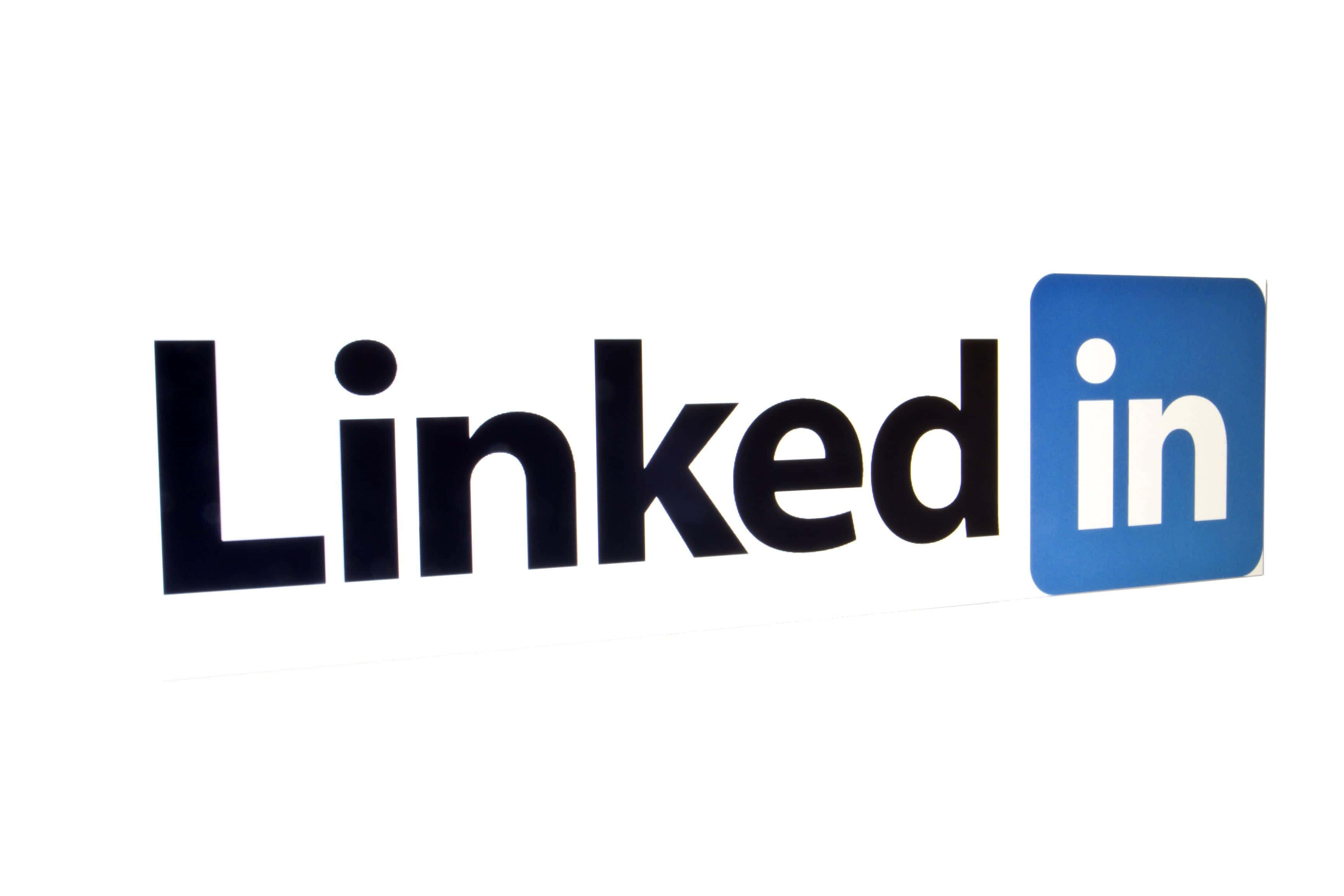Logo Design 桌布 壁紙 — LinkedIn 標誌，採用粗體黑色文字和藍色方形圖示，內有白色小寫 'in'，背景為純白色。