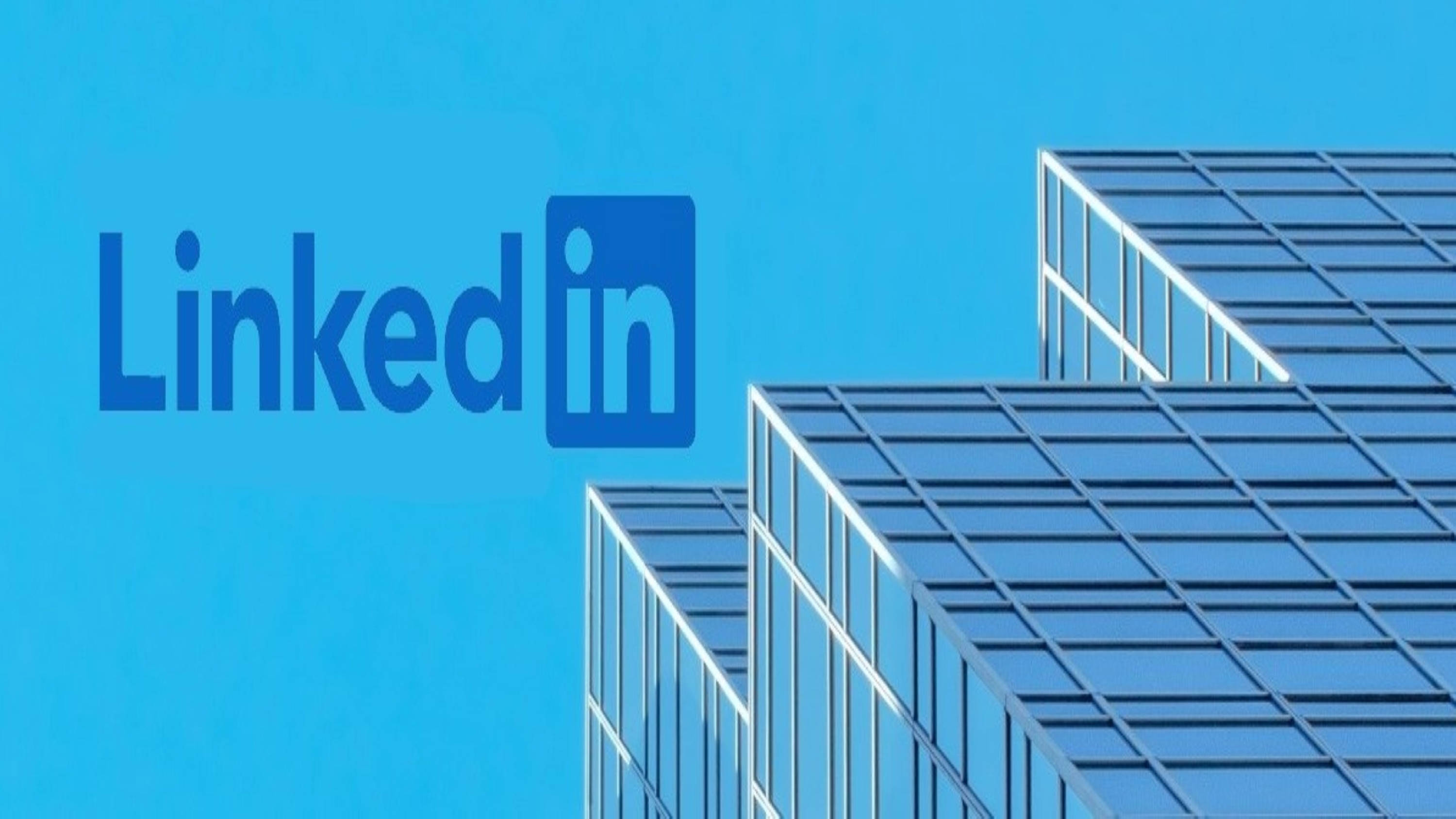 Linkedin 桌布 壁紙 — LinkedIn 標誌在晴朗的藍天中漂浮，下方是線條銳利幾何的現代玻璃摩天大樓。