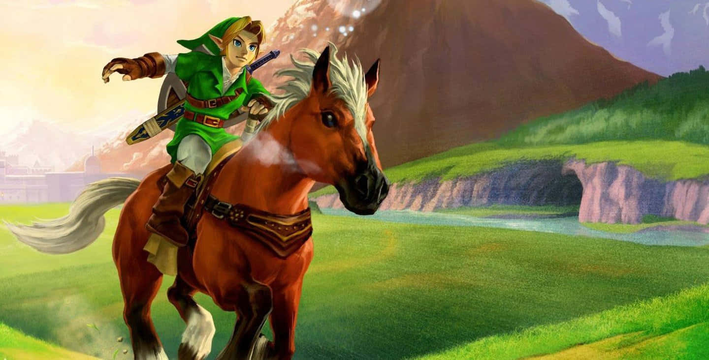 The Legend Of Zelda Epona 桌布 壁紙 — Link騎著一匹棕馬穿過一片充滿活力的綠色田野，背景有山脈和河流。
