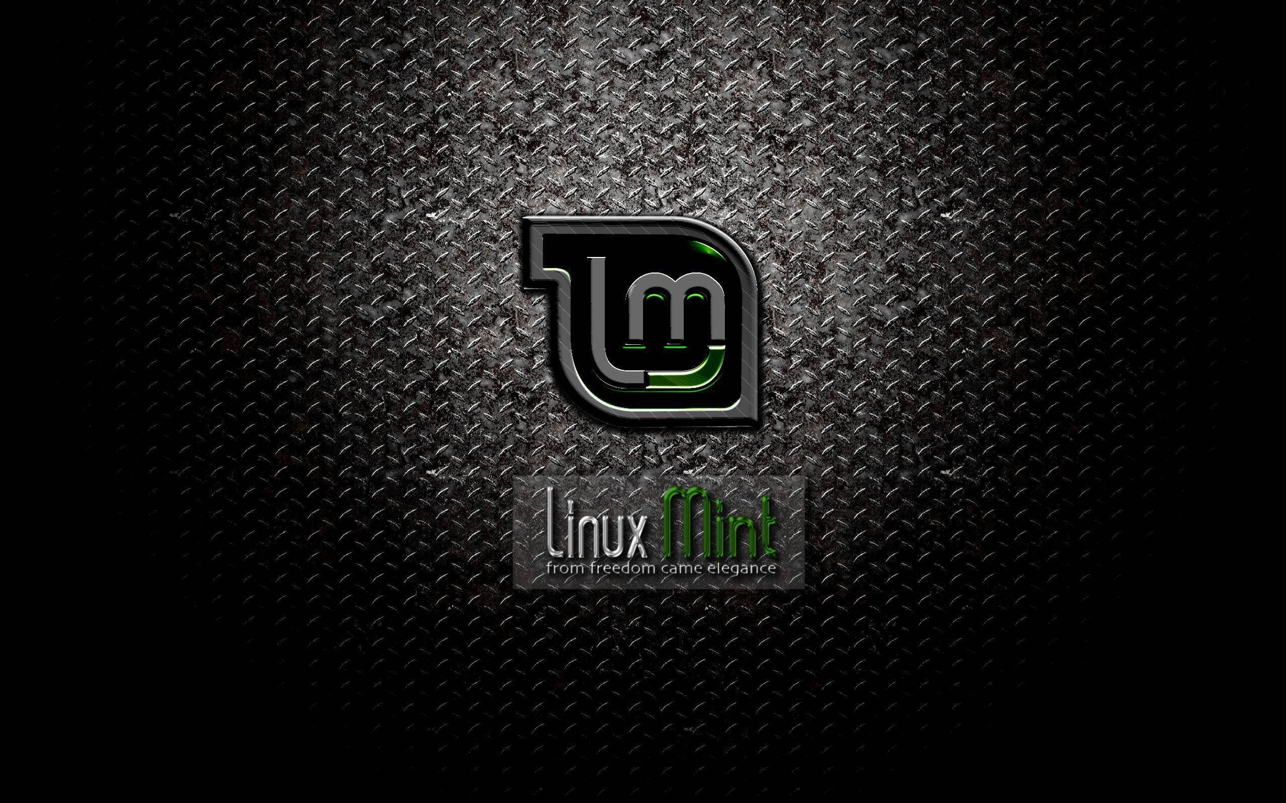 Linux 桌布 壁紙 — Linux Mint 標誌在帶有聚光燈效果的深色紋理金屬背景上發出綠色光芒。
