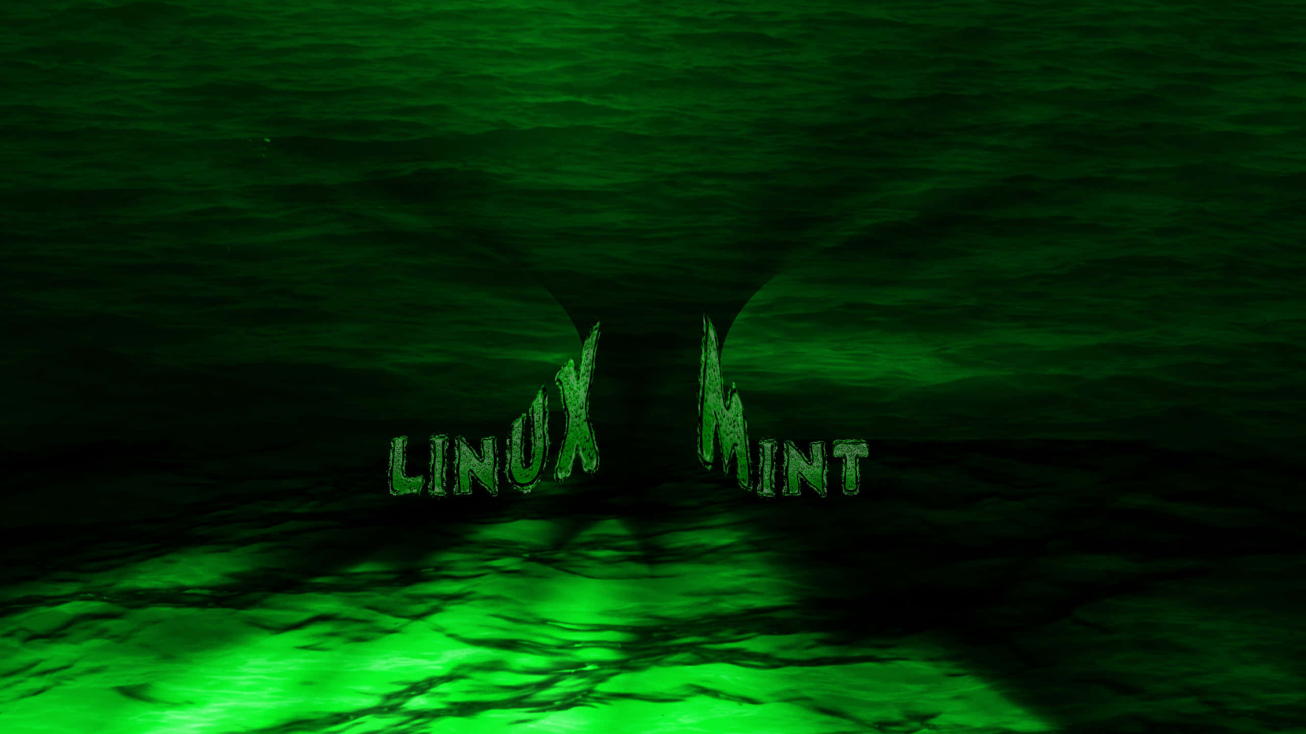 Linux 桌布 壁紙 — Linux Mint 標誌從發光的綠色水中浮現，帶有黑暗漣漪和陰影深度。