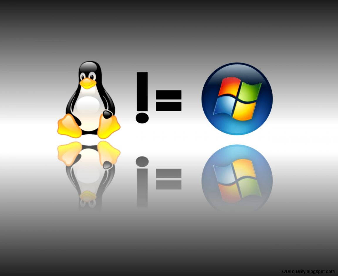 反射表面上帶有不等式符號的 Linux 企鵝和 Windows 標誌。 — Linux 壁紙