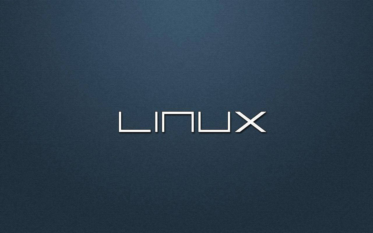 桌面 桌布 壁紙 — 「Linux」一詞以時尚的白色字體居中顯示在帶有紋理的深藍色背景上。