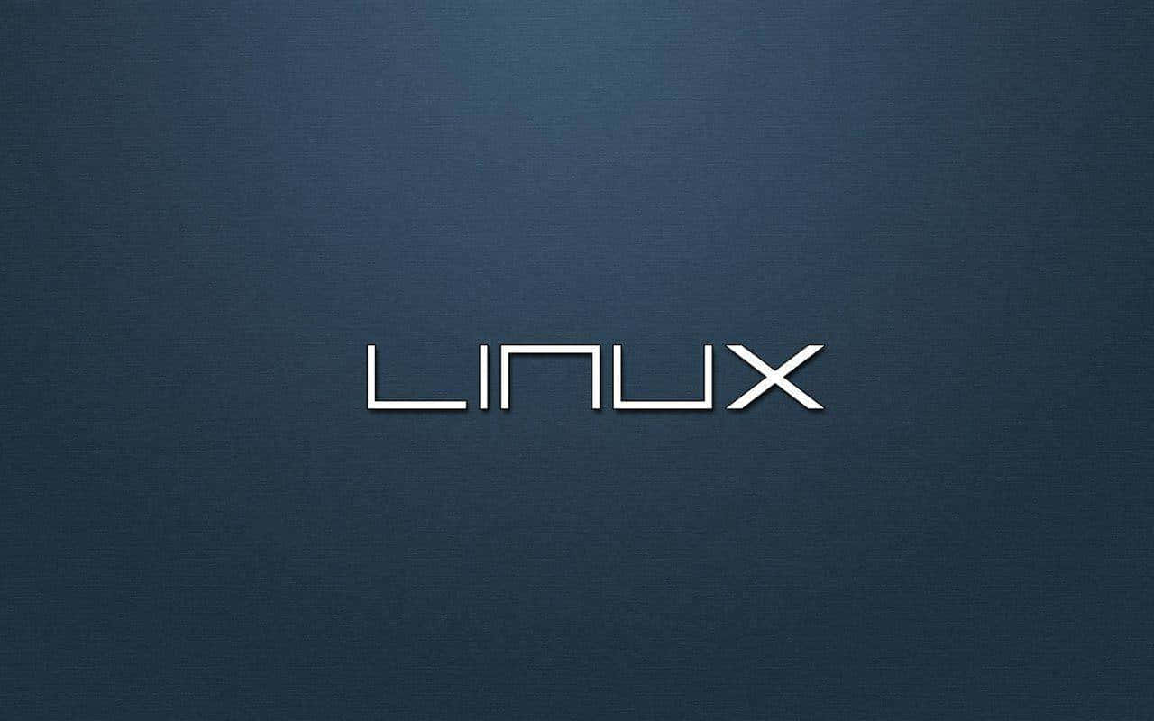 Linux 桌布 壁紙 — 「Linux」一詞以簡潔的白色字體居中顯示在帶有紋理的深藍色漸變背景上。