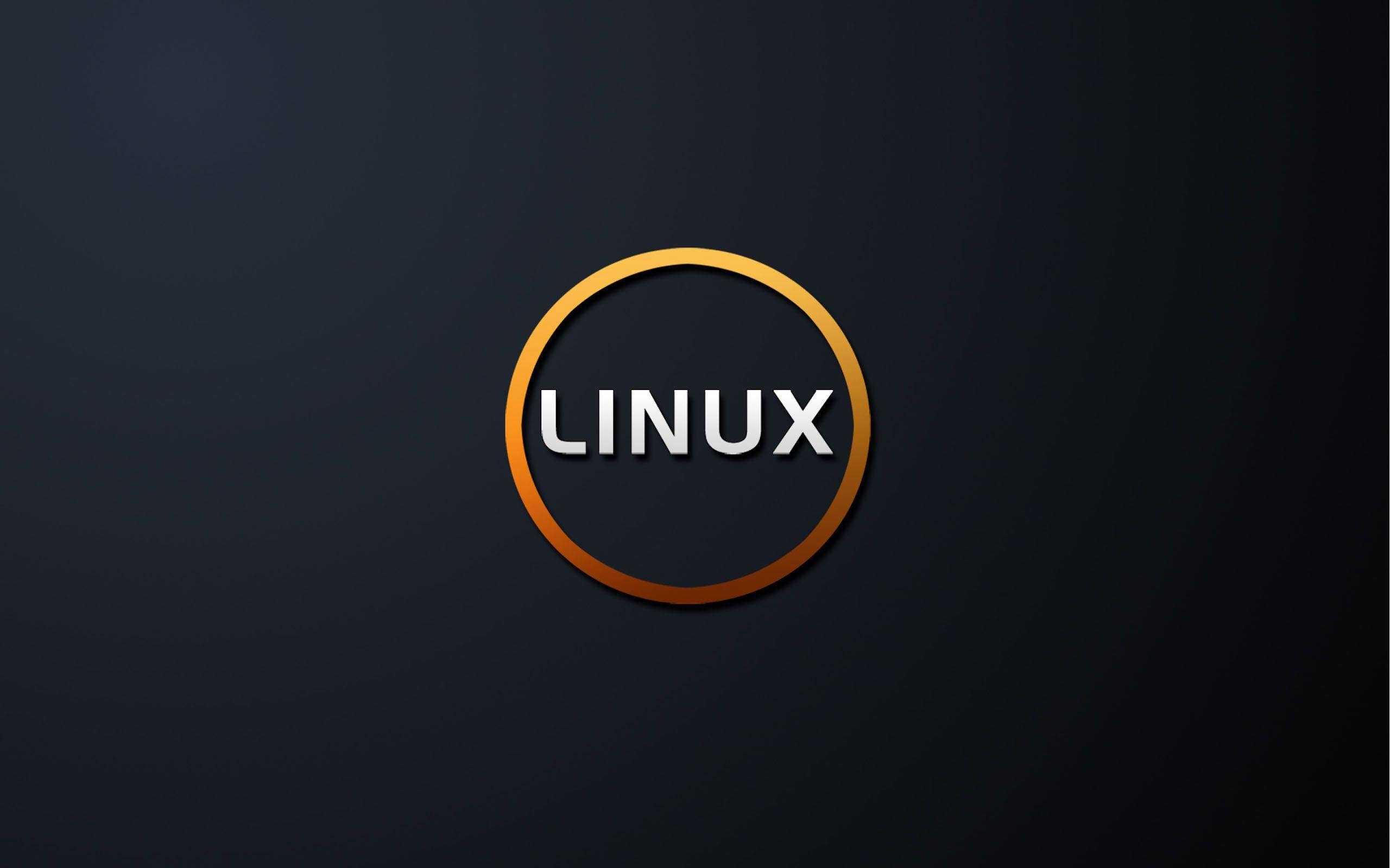 Linux 桌布 壁紙 — Linux 標誌在深色漸變背景上發出金屬金色環的光輝。