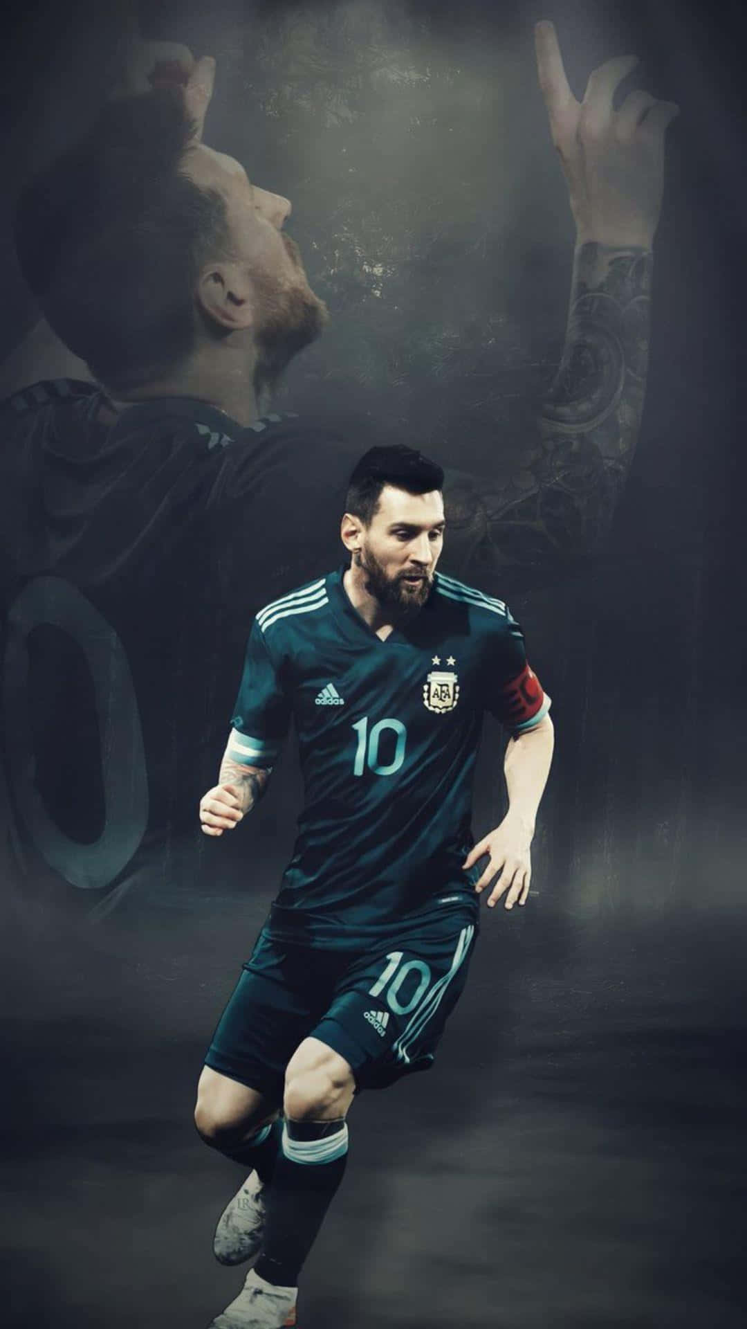 Messi 2022 桌布 壁紙 — 利昂內爾·梅西身穿阿根廷深綠色球衣，身後帶有幽靈般的雙重曝光效果，動態奔跑。