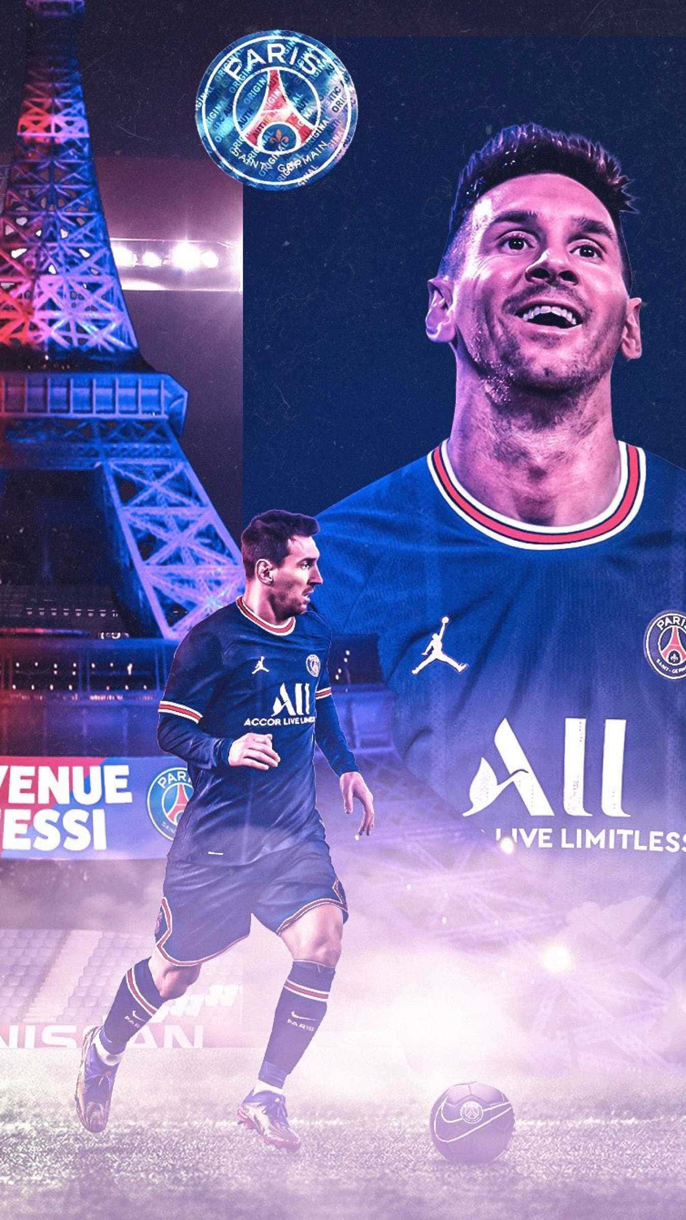 Messi 2022 桌布 壁紙 — 利昂內爾·梅西身穿巴黎聖日耳曼球衣在球場上奔跑，背後艾菲爾鐵塔在夜燈下閃耀。