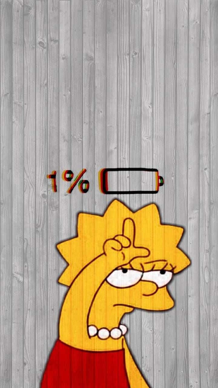  壁紙 — 麗莎·辛普森在灰色木質背景上，舉起一根手指放在1%電量圖示上方，露出疲憊的表情。