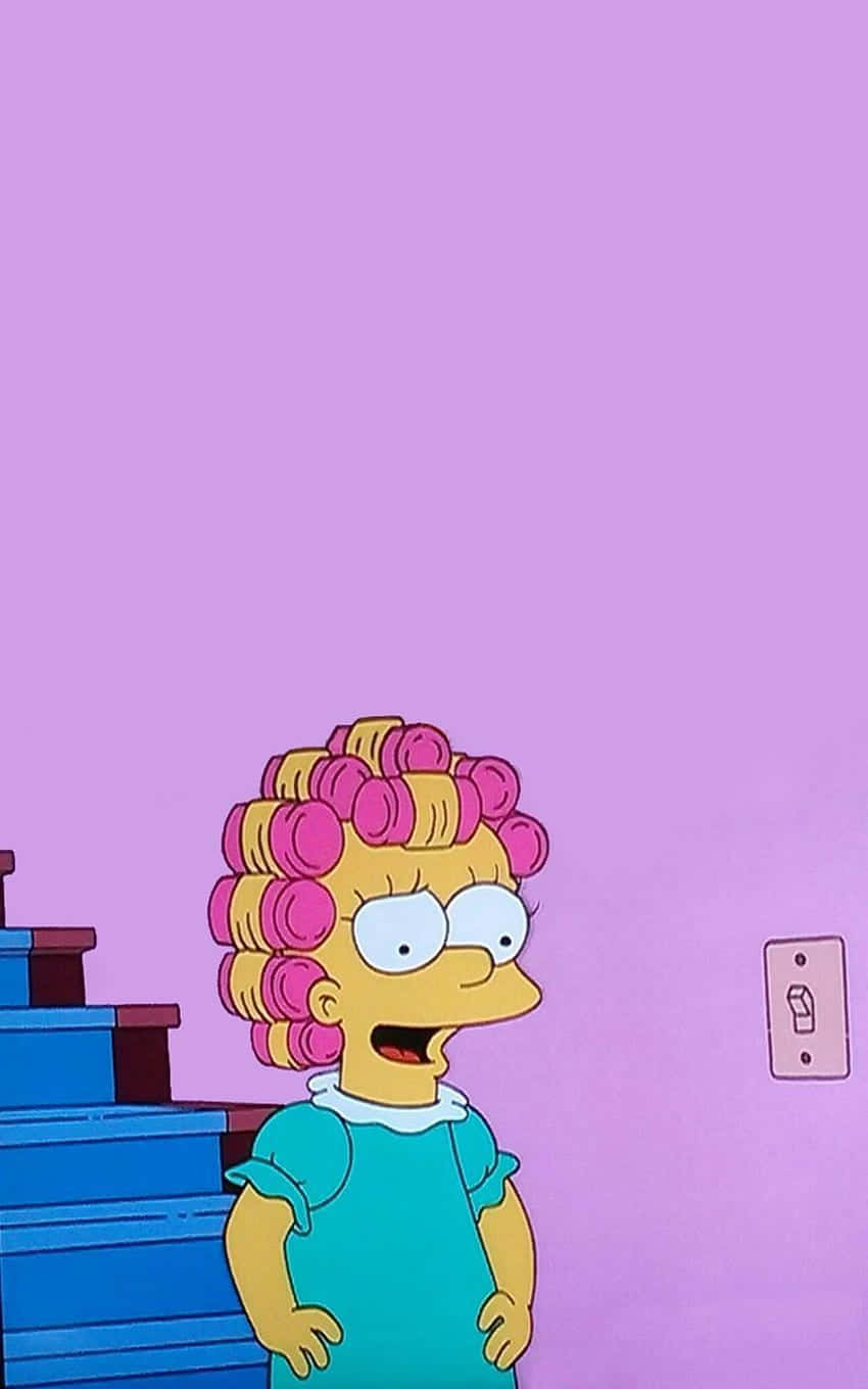 Sad Lisa Simpson 桌布 壁紙 — Lisa Simpson 戴著粉紅色髮捲，站在紫色房間裡，旁邊有藍色樓梯和電燈開關。