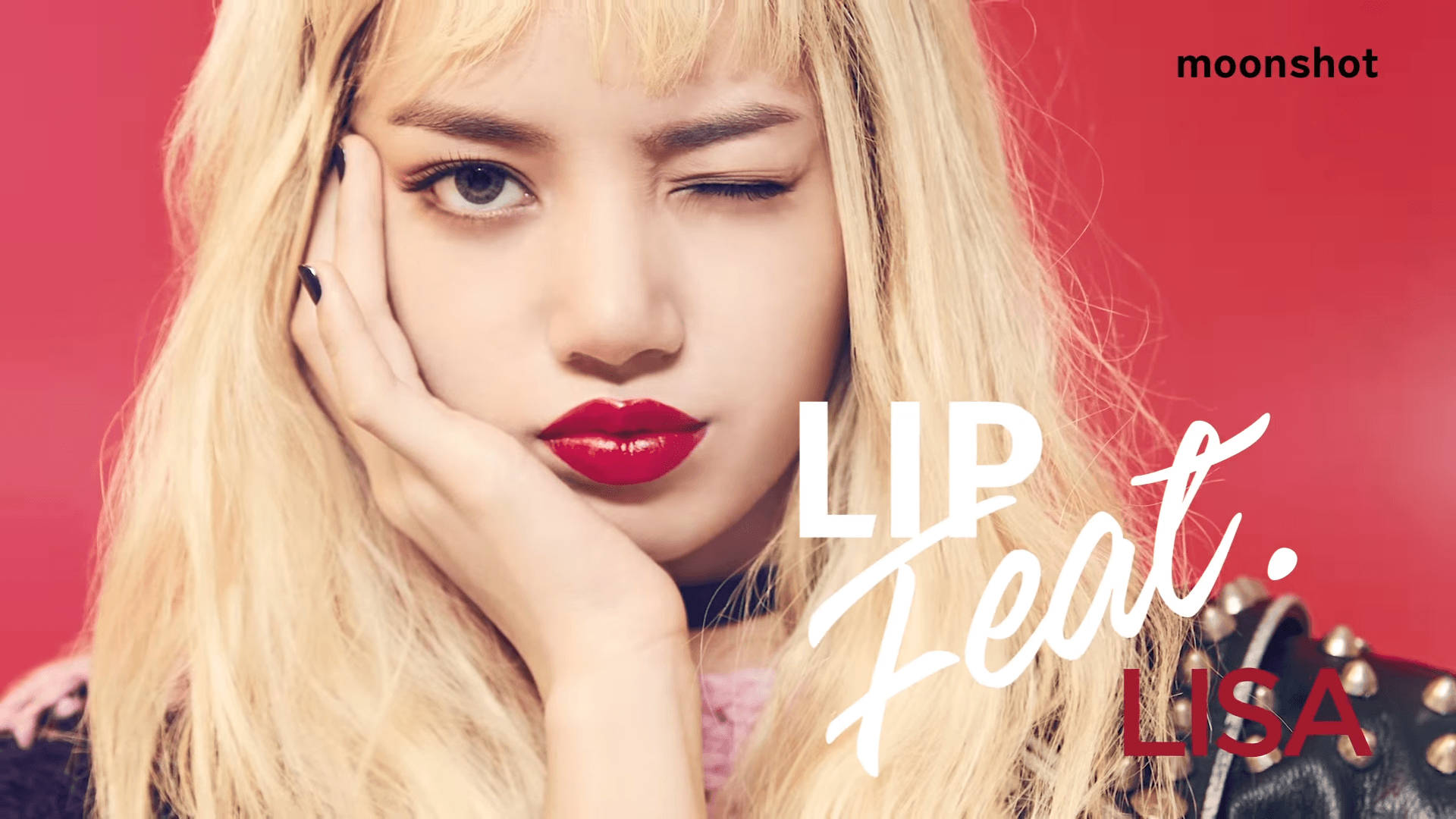 lisa 桌布 壁紙 — Lisa 的搶眼肖像，有著大膽的紅唇和金髮，襯托著鮮紅色的背景。