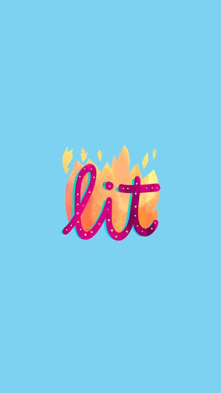 iPhone 桌布 壁紙 — 「lit」這個字以鮮豔粉紅色草書體呈現，帶有火焰點綴，在純淺藍色背景上發光。