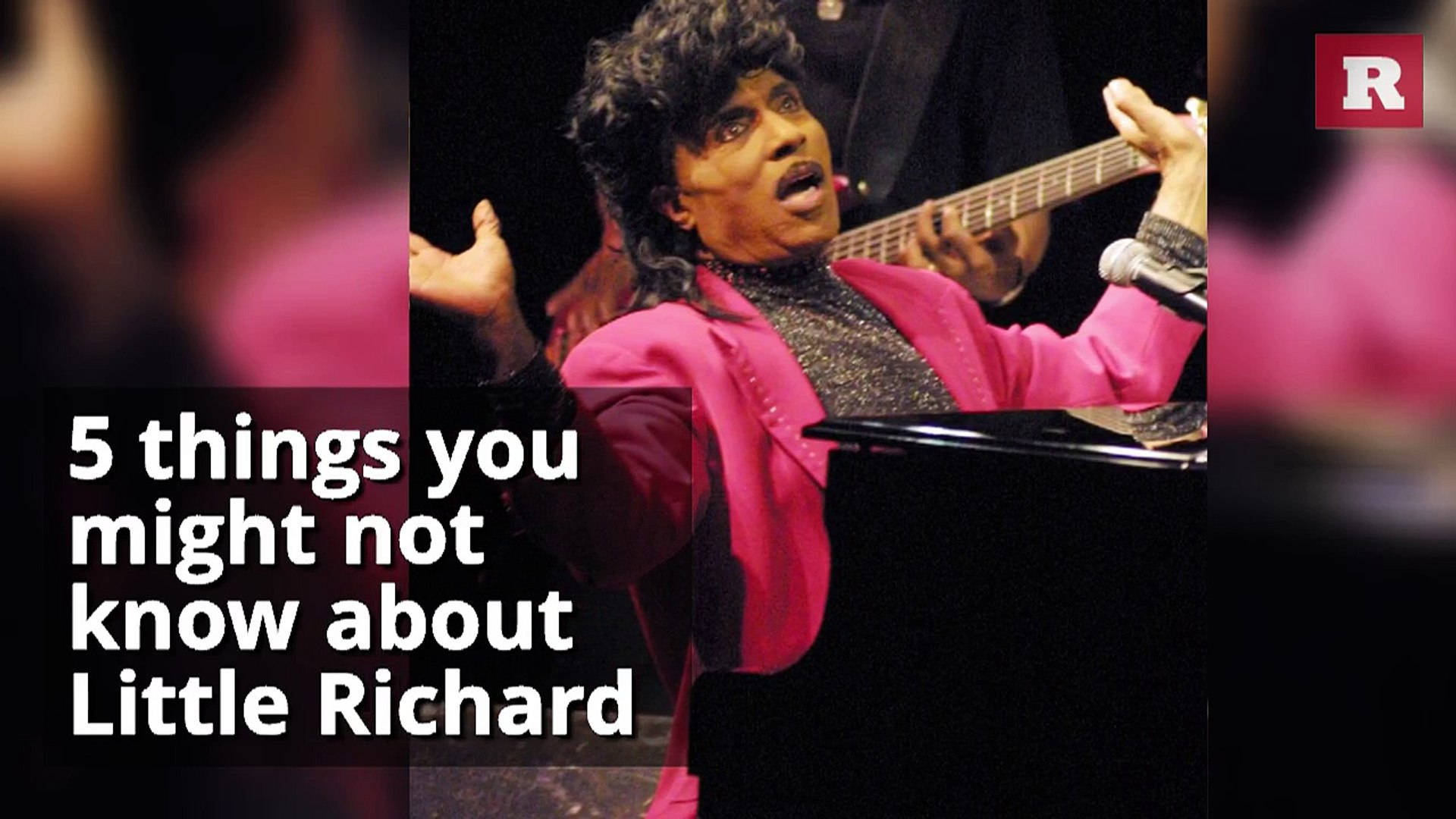 Celebrity 桌布 壁紙 — Little Richard 在舞台燈光下穿著鮮豔的粉紅色西裝，充滿活力地彈奏鋼琴。