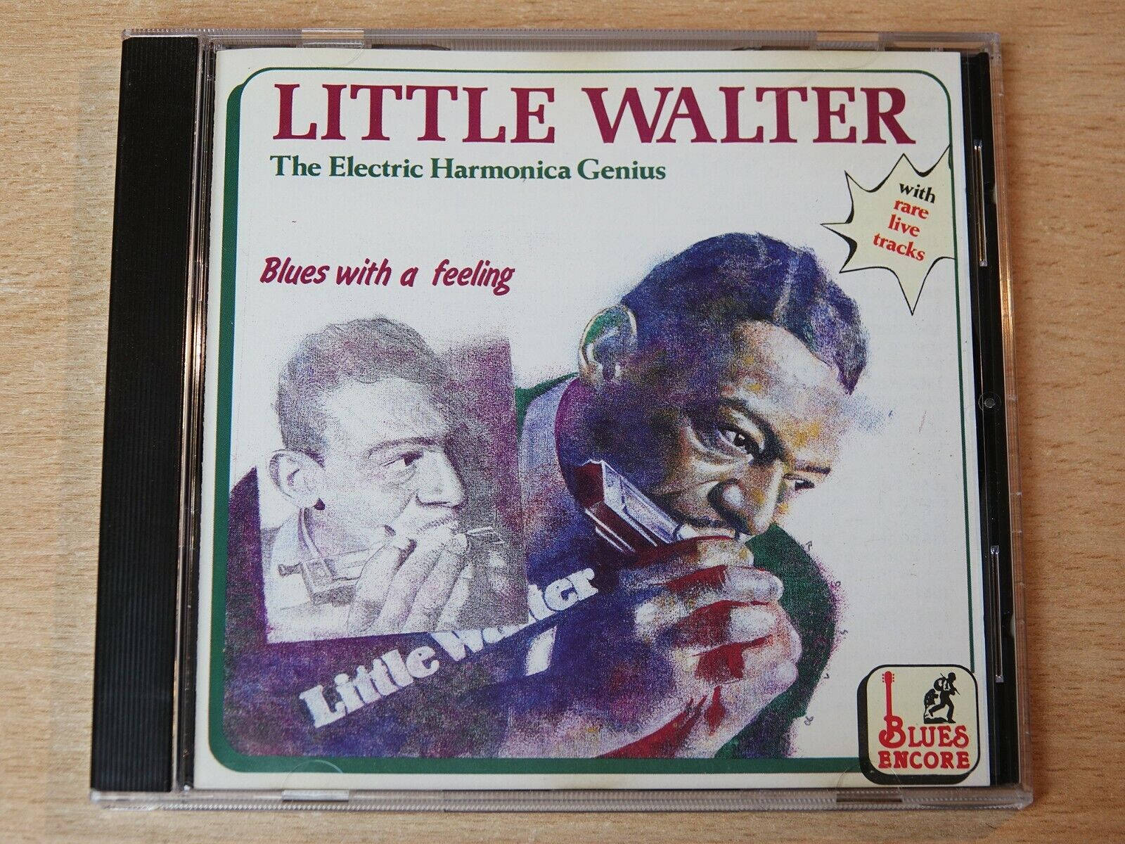 Little Walter 桌布 壁紙 — Little Walter 的復古CD封面，彩色插圖描繪他吹奏口琴，旁邊是黑白肖像。