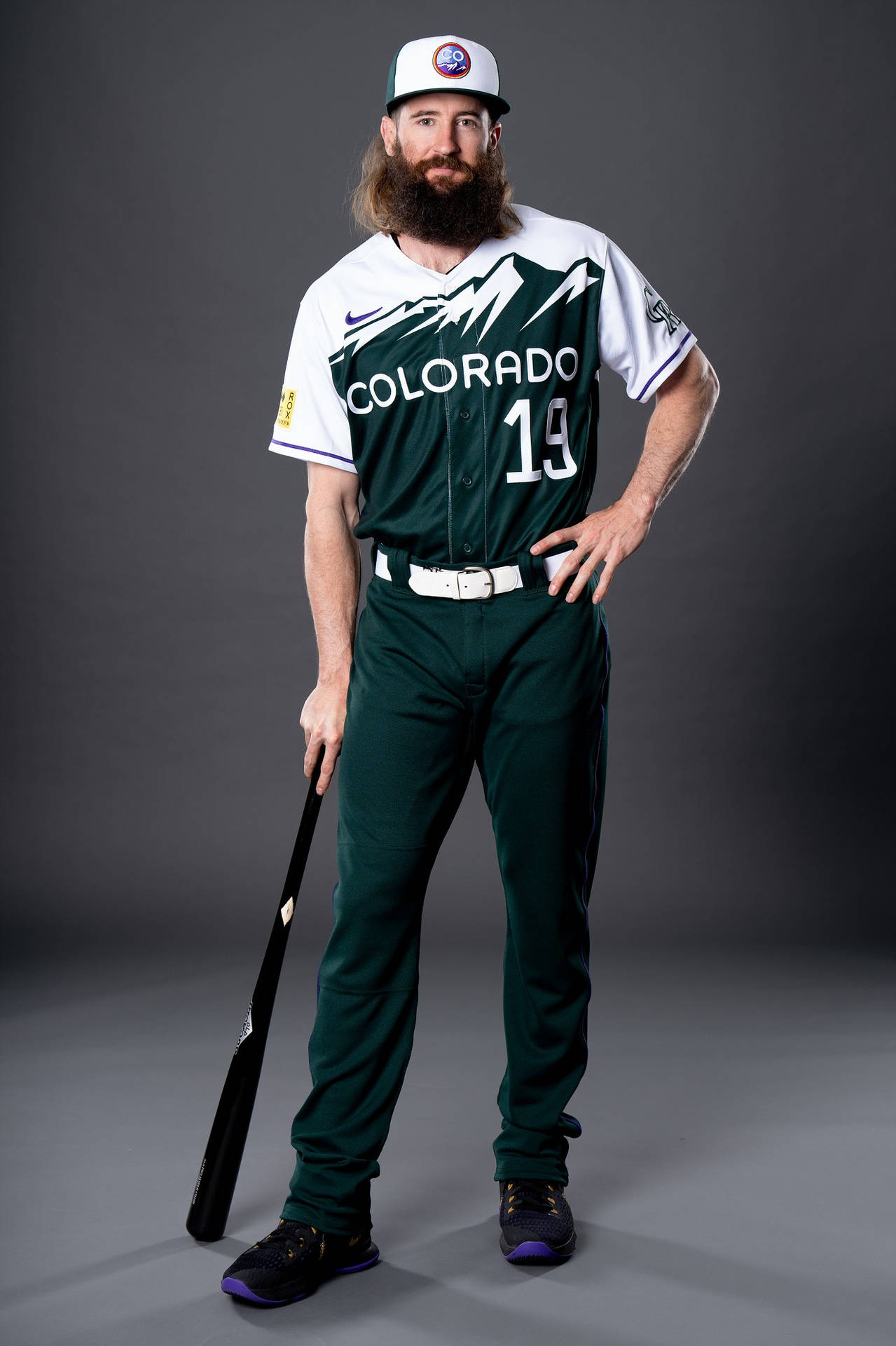 棒球選手穿著科羅拉多洛磯隊制服在攝影棚握著球棒 — MLB 壁紙