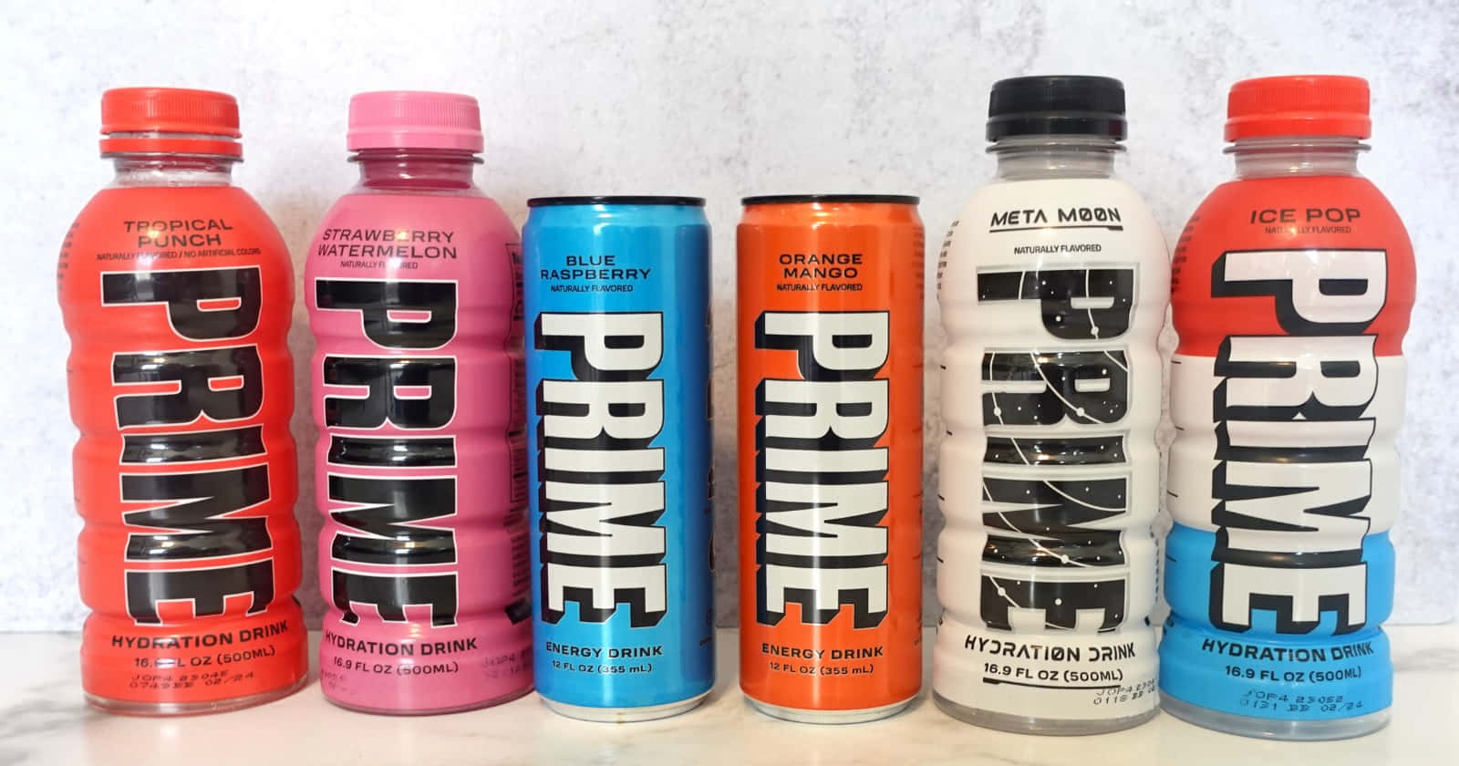  壁紙 — 六款色彩繽紛的Prime飲料瓶，口味包括熱帶綜合水果、草莓西瓜、藍莓、柳橙芒果和冰棒，整齊排列在白色表面上。