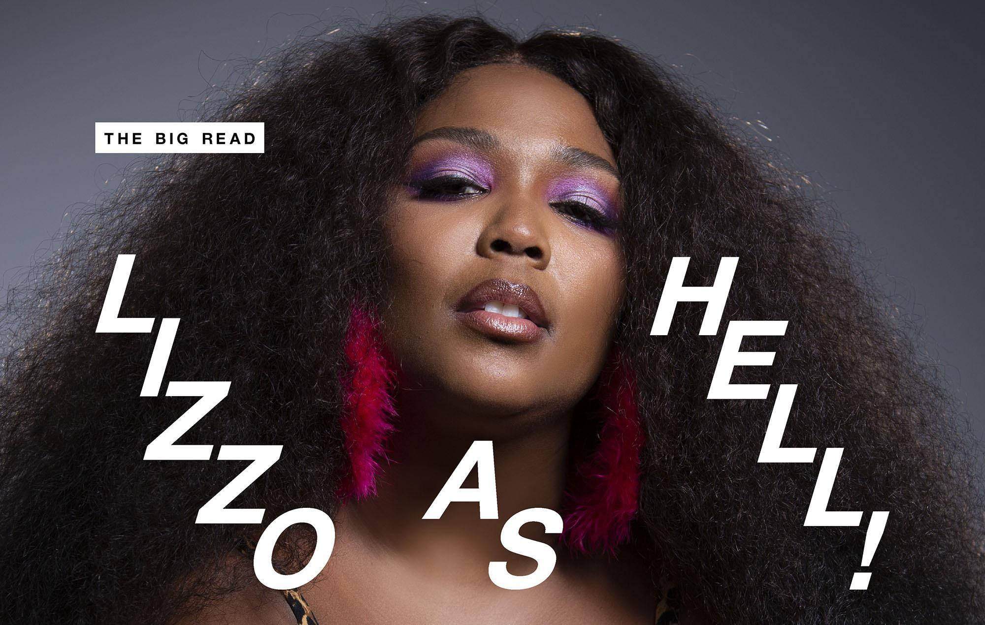 Lizzo 桌布 壁紙 — Lizzo 的大膽肖像，擁有豐盈捲髮、充滿活力的紫色眼影和粉紅色羽毛耳環，背景為灰色，並帶有粗體文字疊加。
