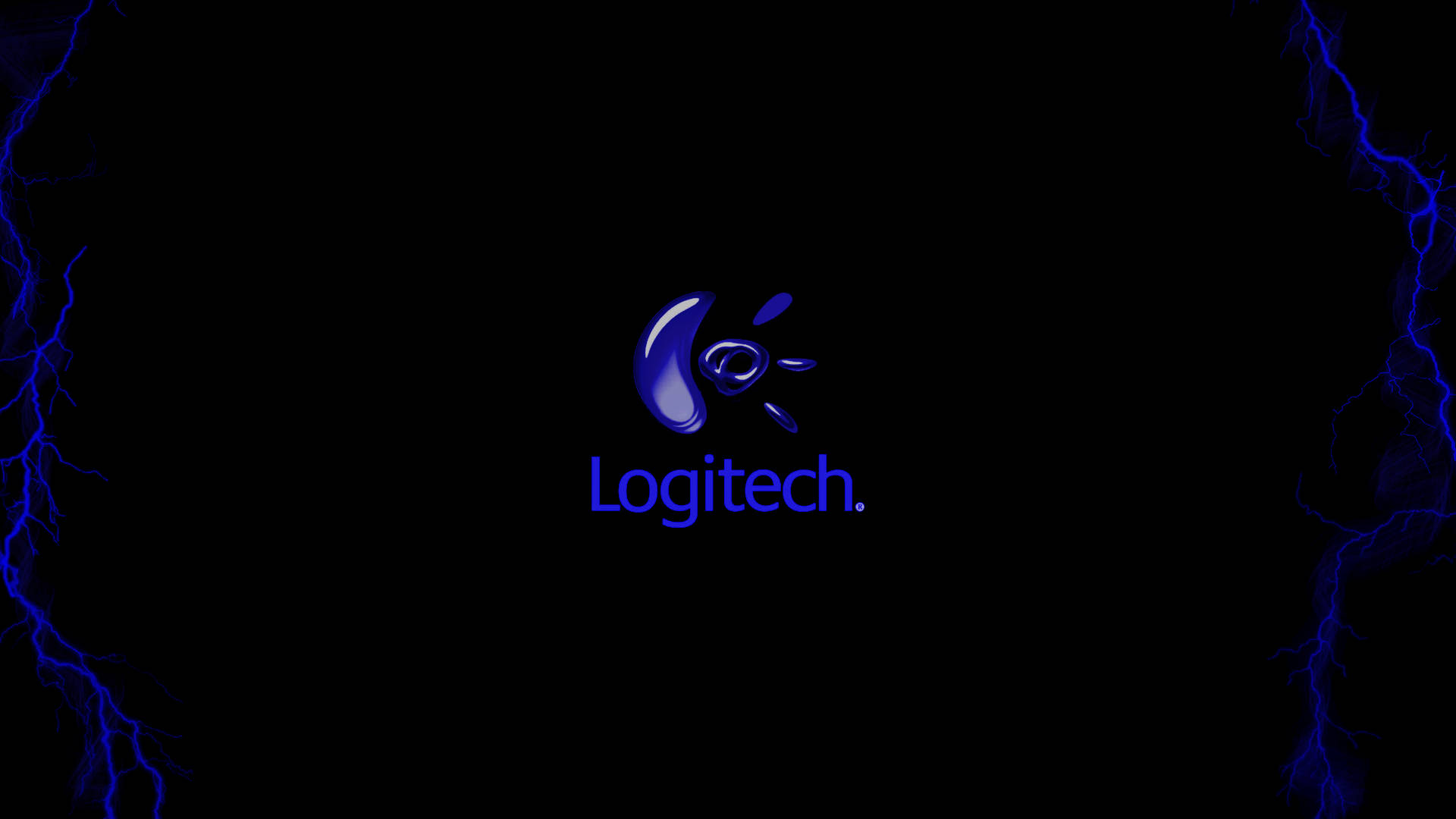 Logitech 桌布 壁紙 — Logitech 標誌居中於黑色背景上，兩側有發光的藍色閃電框住。