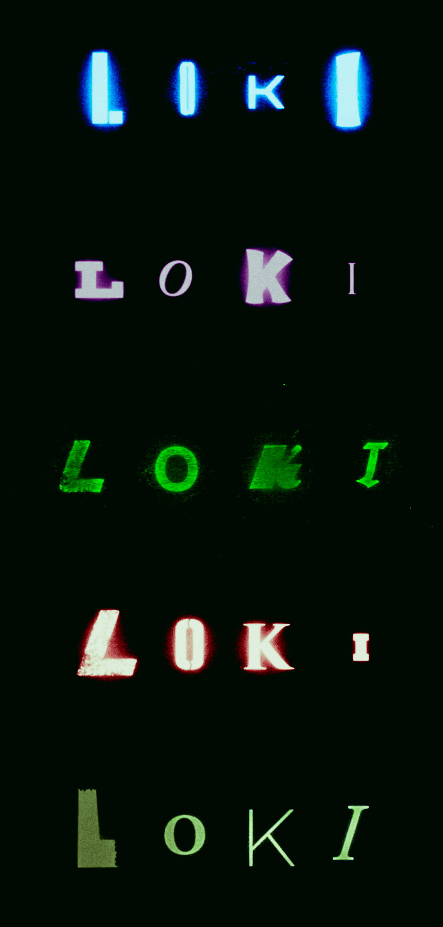 Disney Plus 桌布 壁紙 — 「LOKI」這個詞在黑色背景上以五種不同的霓虹色發光，每個迭代的風格都不同。