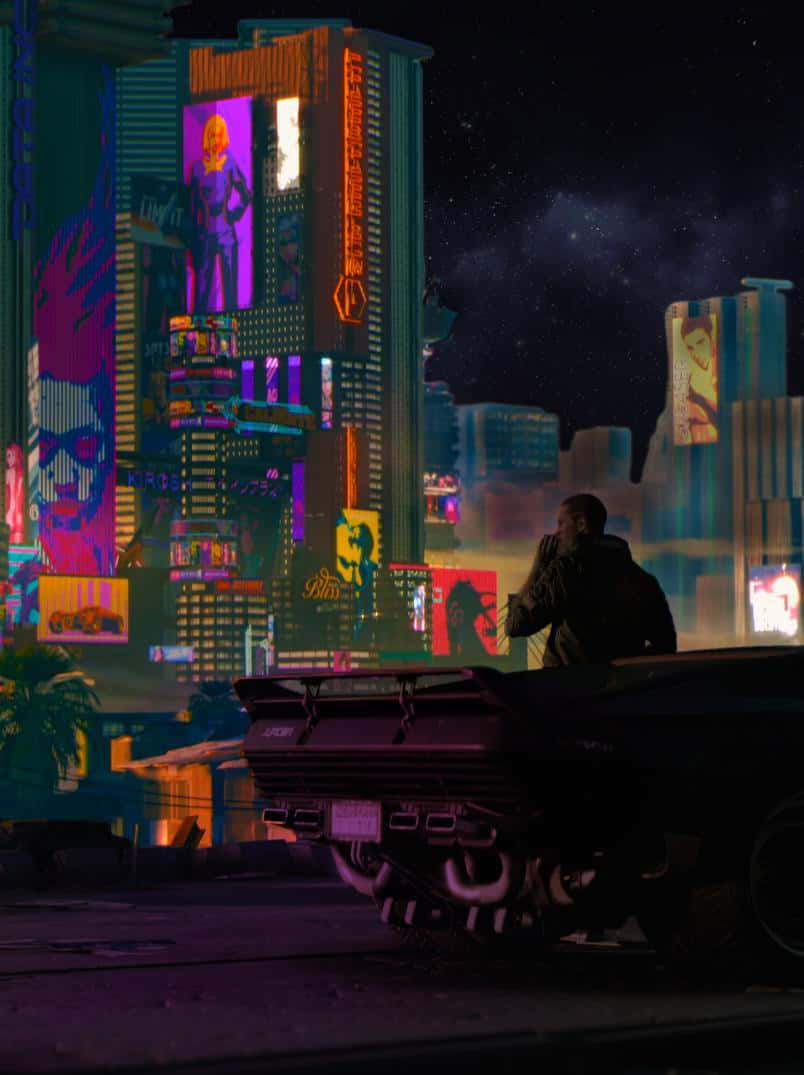  壁紙 — 一個孤獨的身影站在車輛頂部，凝視著星空下霓虹閃爍的賽博龐克城市景觀。