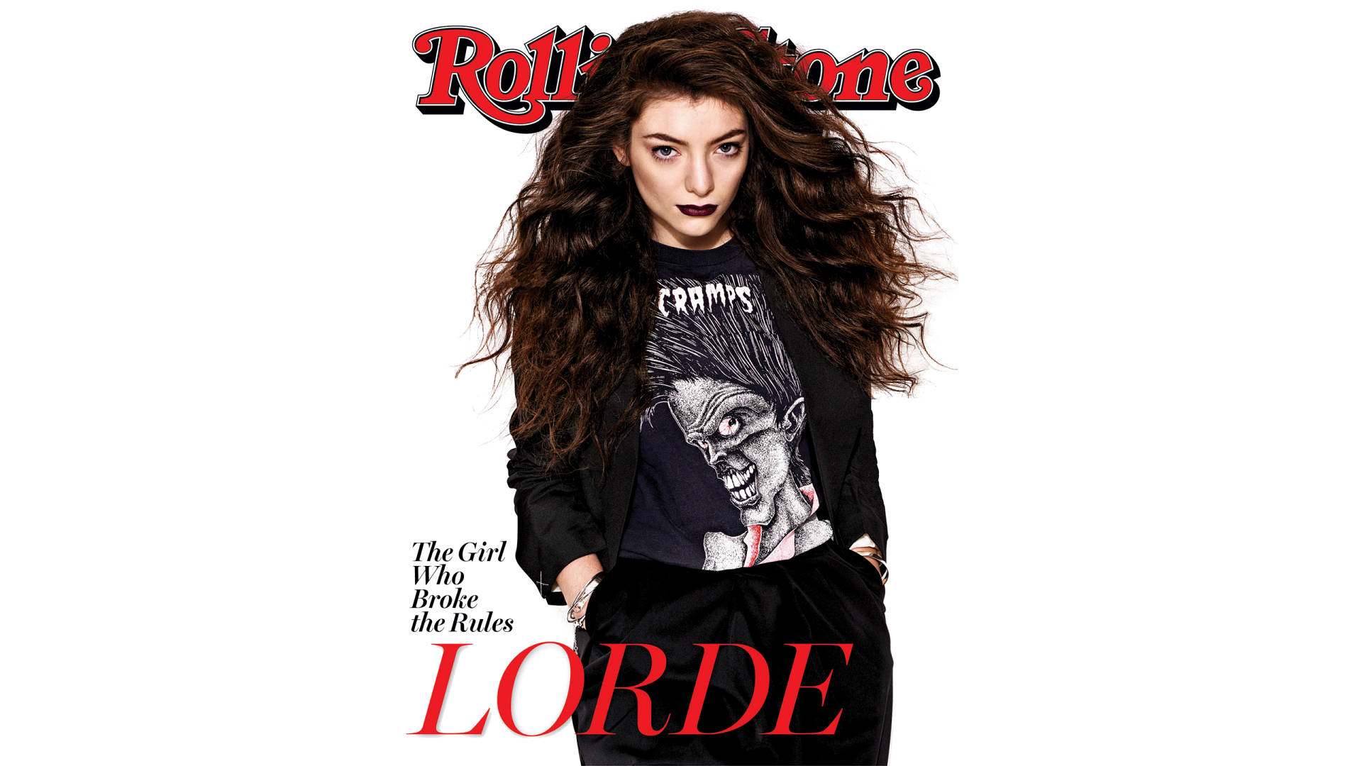 Lorde 桌布 壁紙 — Lorde 塗著深色唇膏，頭髮凌亂，在純白背景下穿著Cramps樂團T恤和黑色外套，眼神強烈。