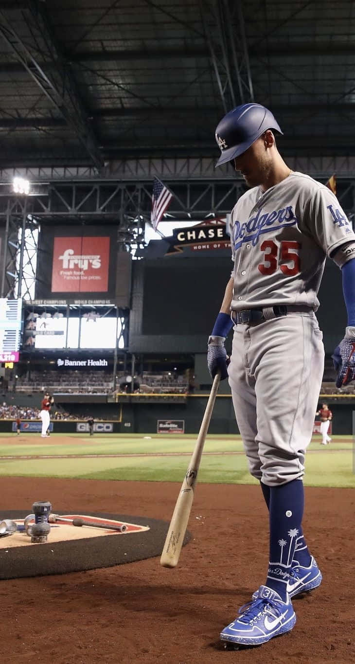 MLB Baseball League 桌布 壁紙 — 一位身穿灰色球衣的洛杉磯道奇隊棒球選手在本壘板前，於球場燈光下握著球棒。
