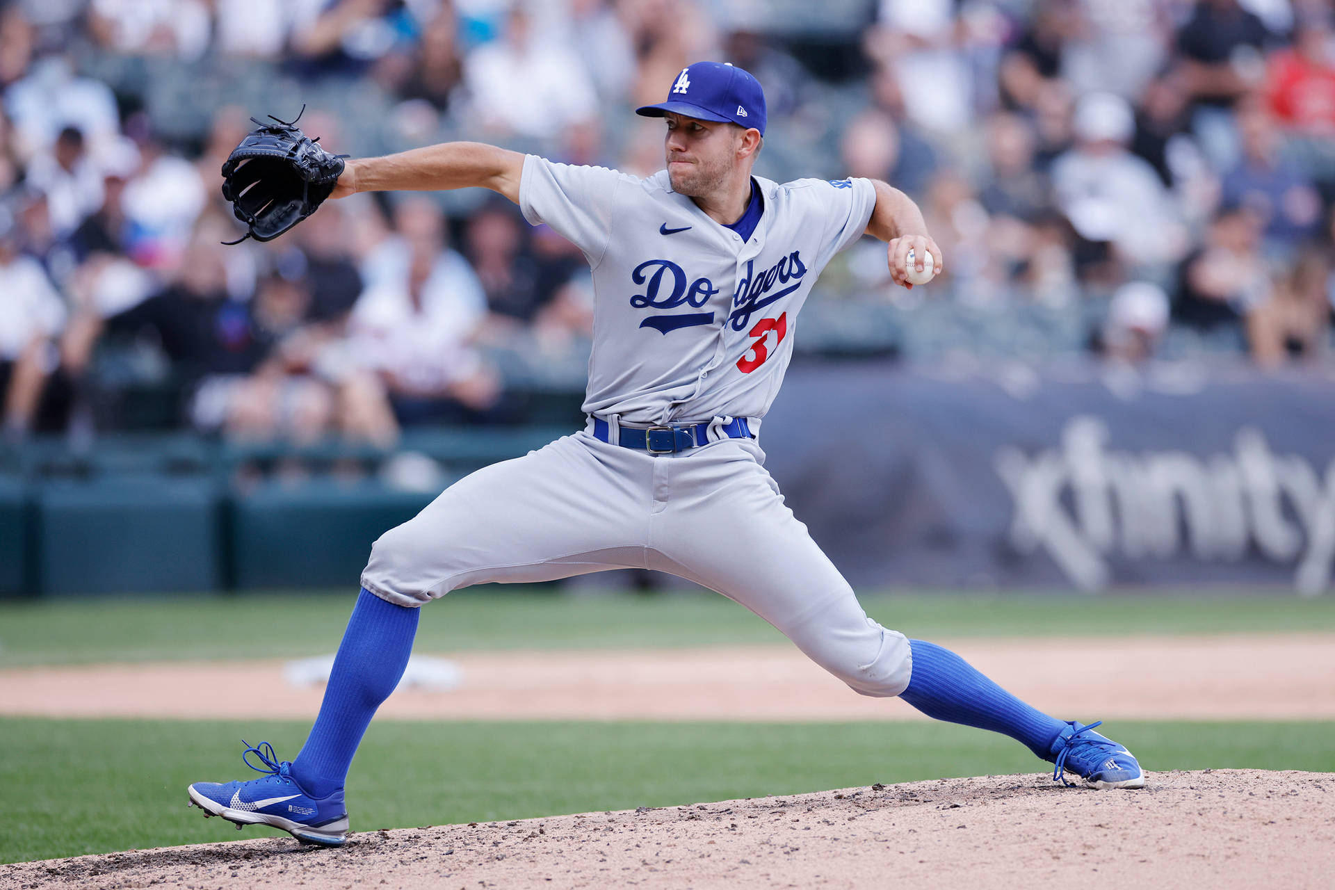 棒球投手在日間比賽中從投手丘投球。 — MLB 壁紙