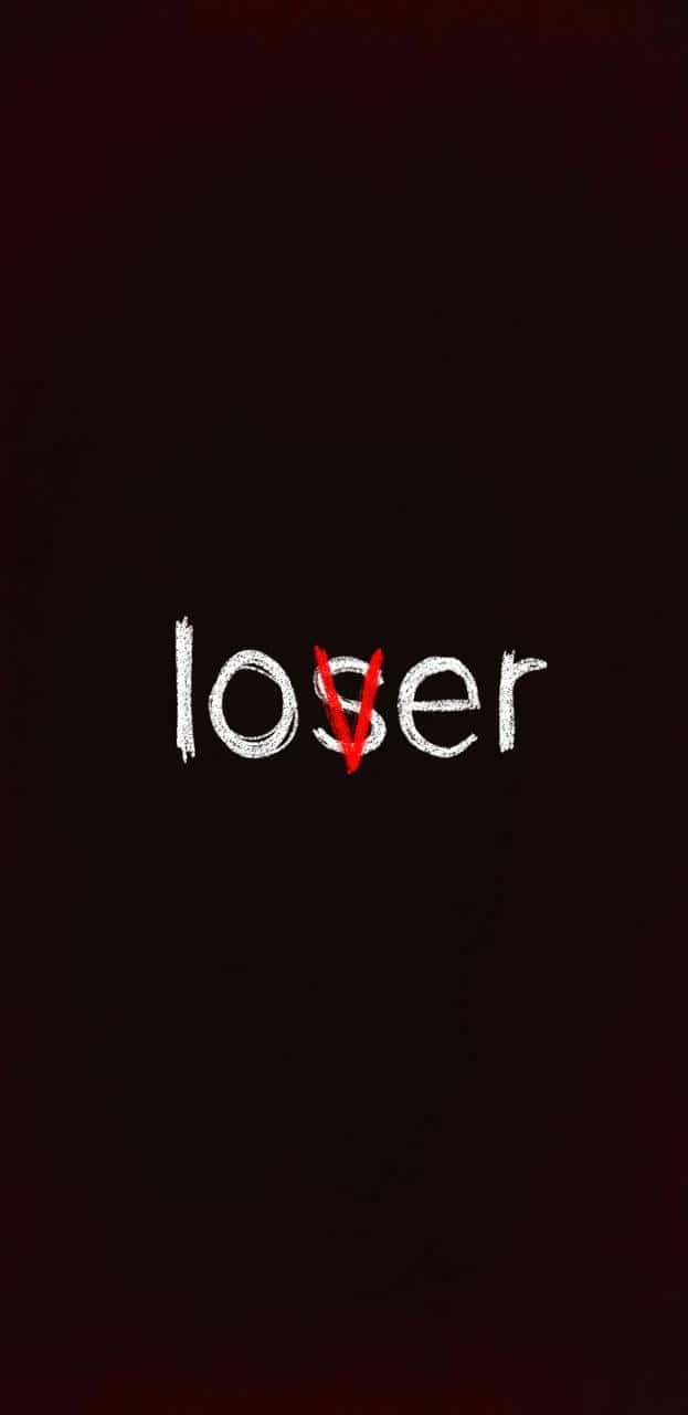 Lover Loser 桌布 壁紙 — 「loser」一詞以白色粉筆字體呈現，字母 O 被一個紅色 V 斜線劃過，背景為深棗紅色。