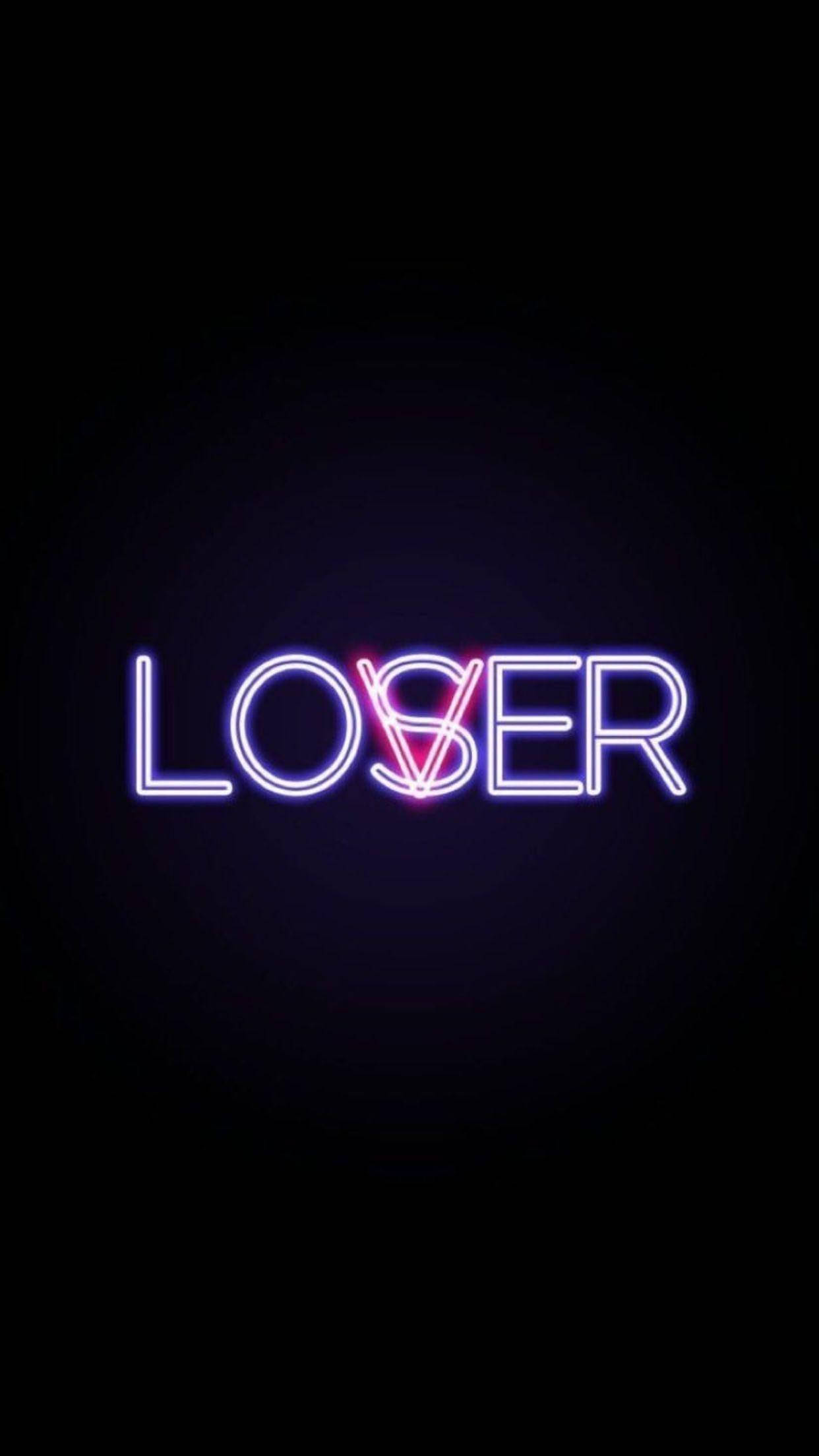 Grunge Emo Aesthetic 桌布 壁紙 — 「LOSER」一詞在深色背景上以鮮豔的霓虹紫色和粉紅色發光。