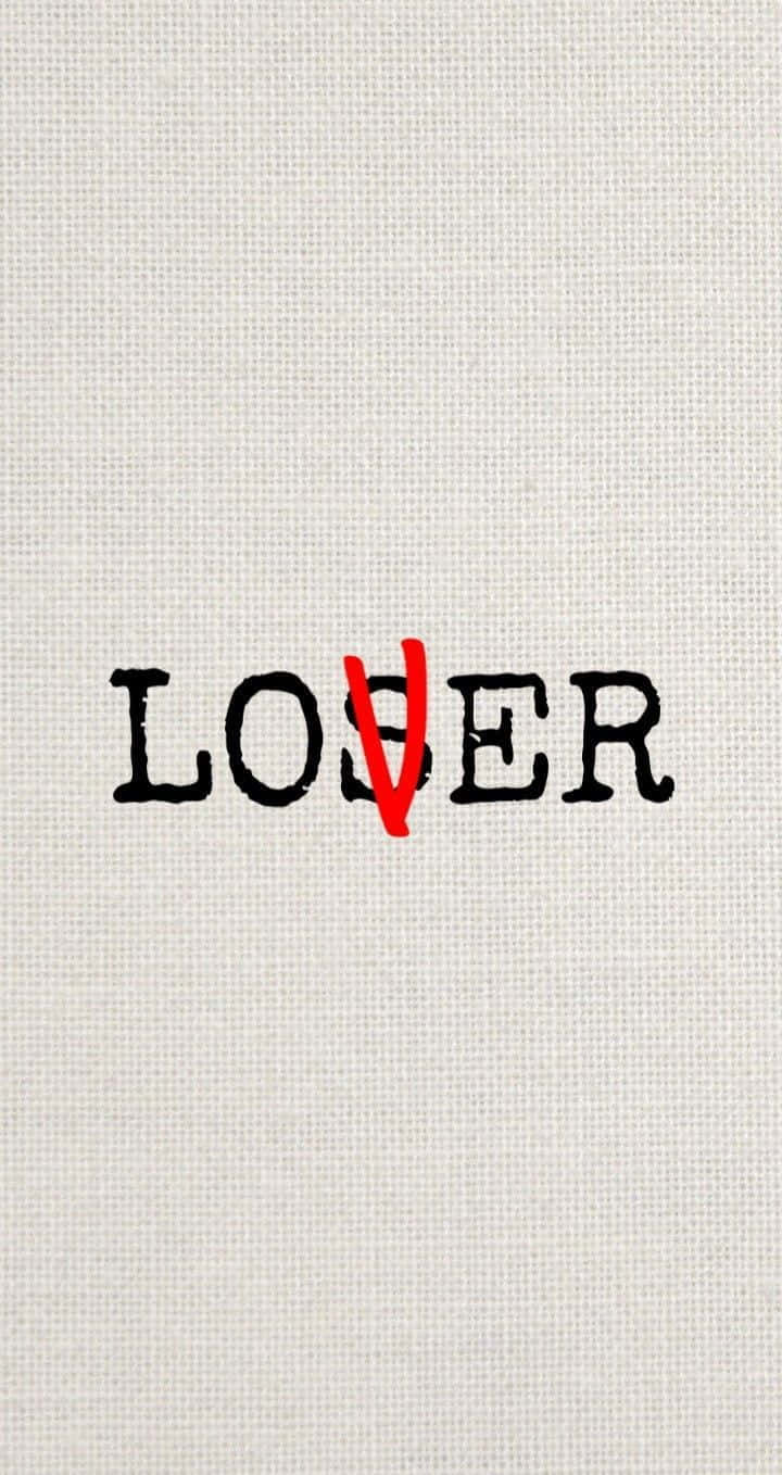 Lover Loser 桌布 壁紙 — 「LOSER」這個字以黑色粗體印在帶有紋理的米白色布料背景上，其中字母O用紅色劃了一條刪除線。