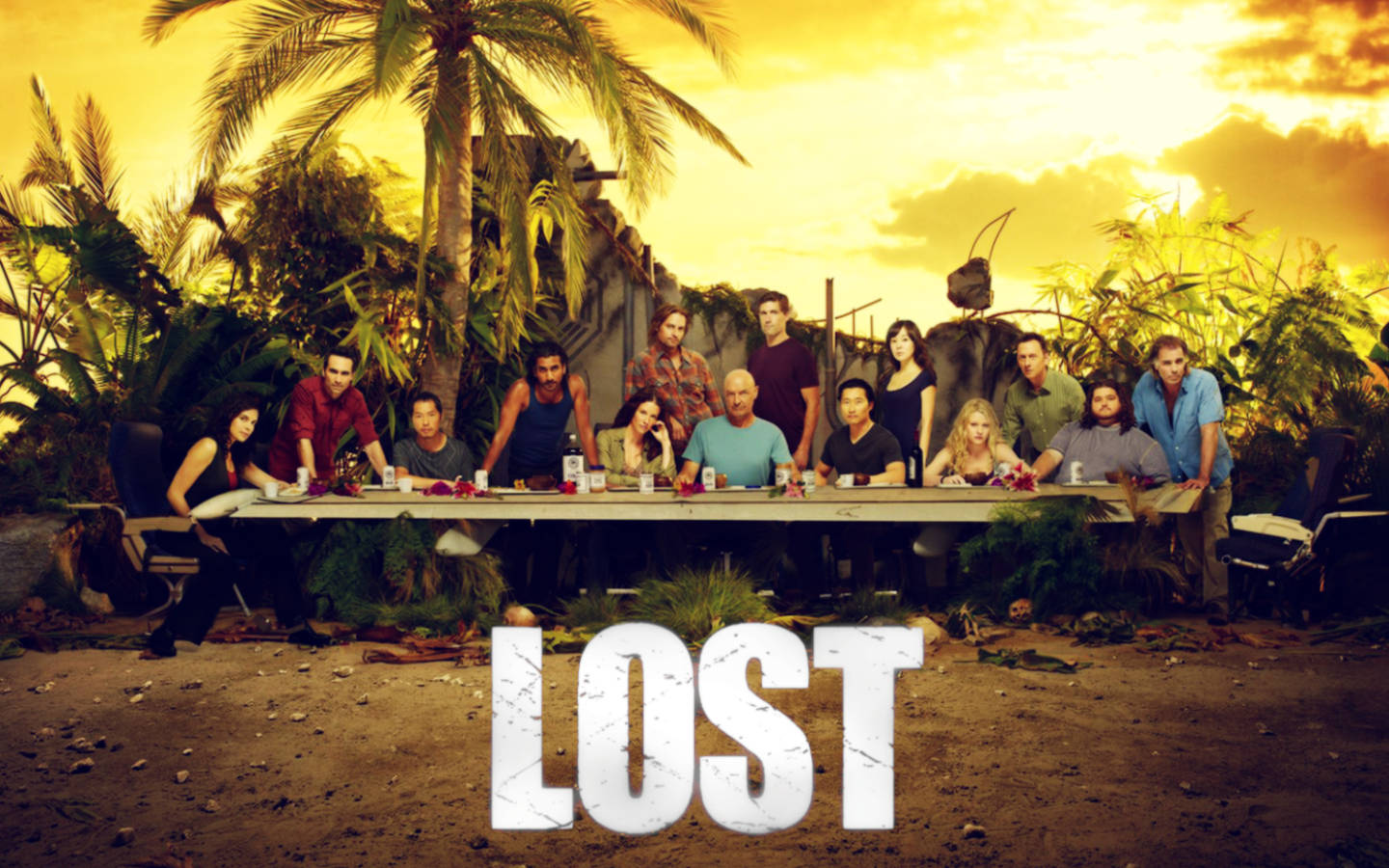 日落 桌布 壁紙 — 《LOST檔案》的演員在熱帶叢林中，金色夕陽下，圍著一張長桌，前景有棕櫚樹和節目名稱。
