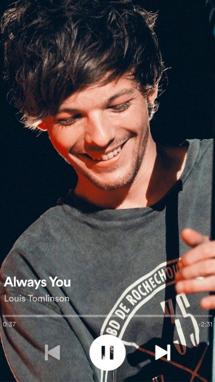 哈利·史泰爾斯 桌布 壁紙 — Louis Tomlinson 在表演時溫暖地微笑，並帶有顯示 Always You 的音樂播放器疊加層。