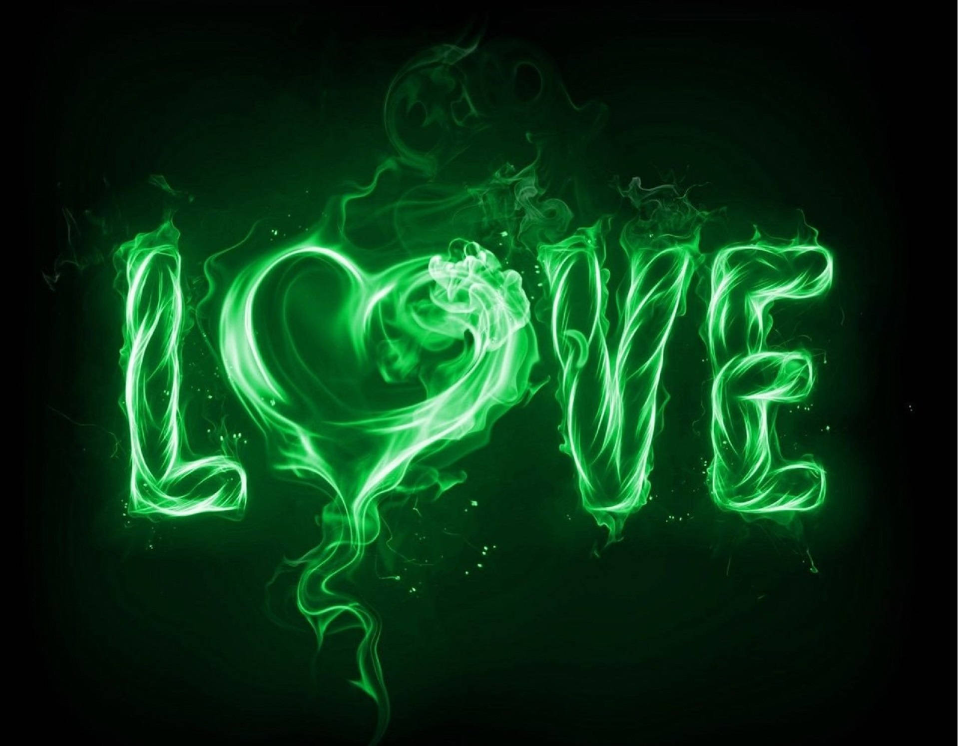 Green Fire 桌布 壁紙 — 「LOVE」一詞在黑暗背景中，以充滿活力的綠色電光煙霧發光，並帶有旋轉的能量。