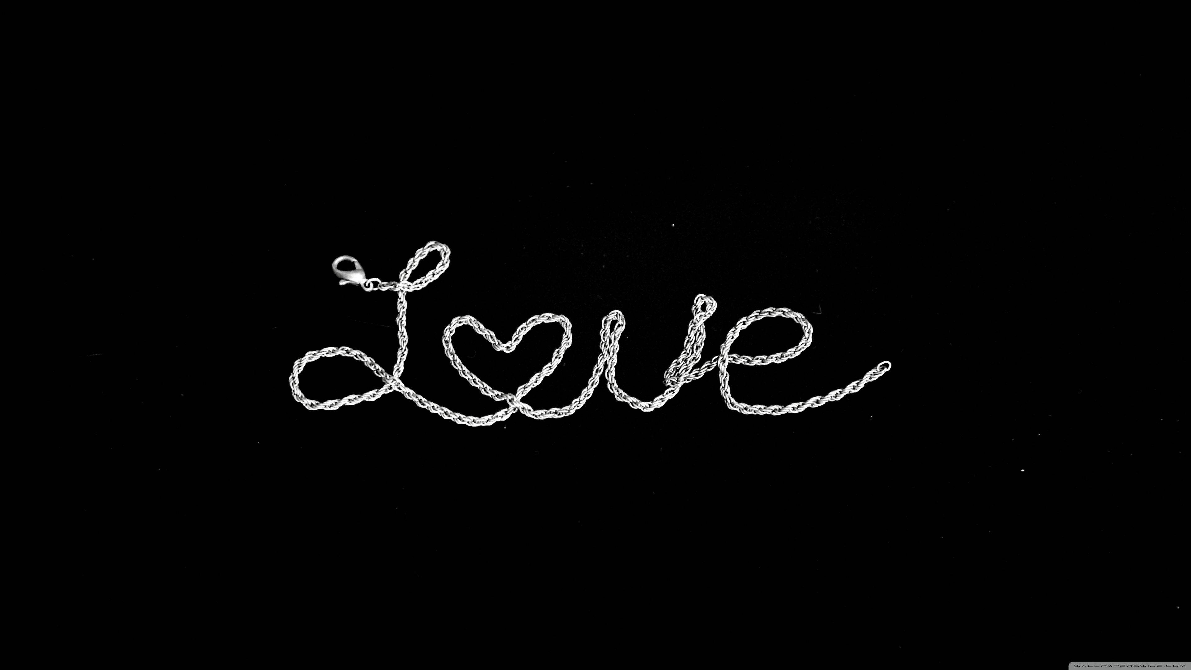 Black Love 桌布 壁紙 — 「love」這個詞用銀色鏈條字母拼寫，'o' 的位置是一顆心，背景為黑色。
