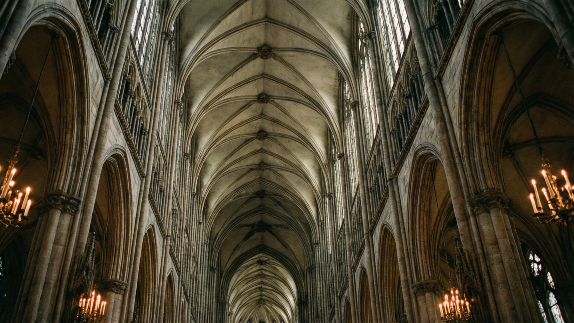 Gothic Cathedral Ceiling 壁紙 — 宏偉哥德式大教堂內部低角度視圖，拱形石天花和懸掛吊燈。