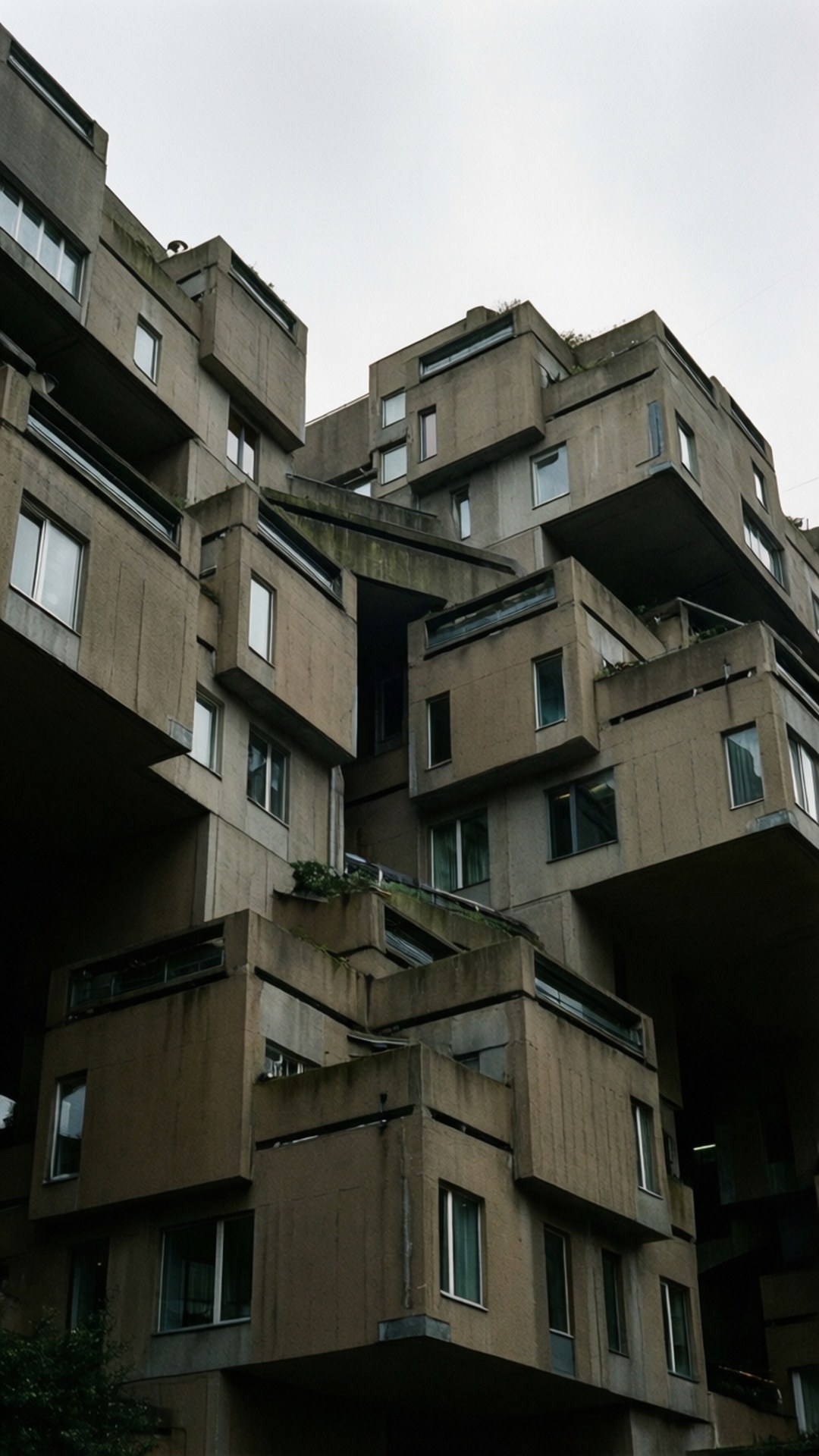 Habitat 67 Cubes 壁紙 — 低角度觀看Habitat 67綜合體的粗獷主義建築，堆疊的混凝土模塊在陰天天空下。