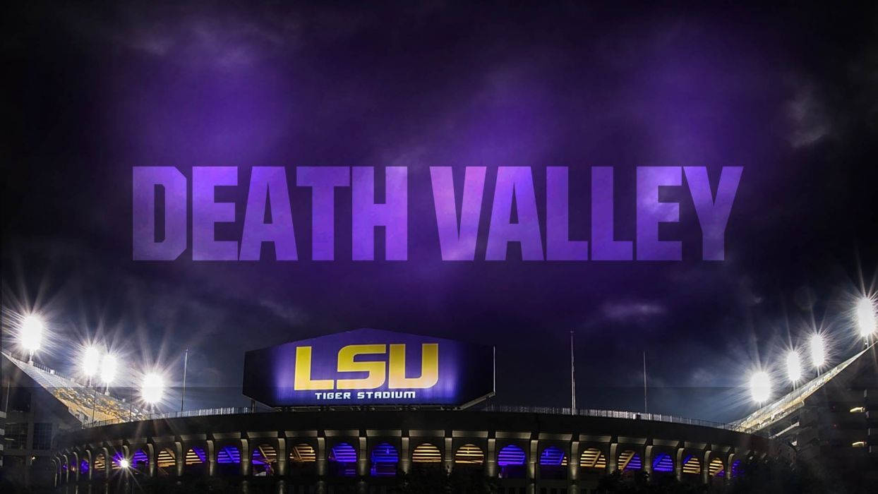 LSU 桌布 壁紙 — LSU老虎體育場在夜晚紫色天空下被照亮，上方有發光的「DEATH VALLEY」文字。
