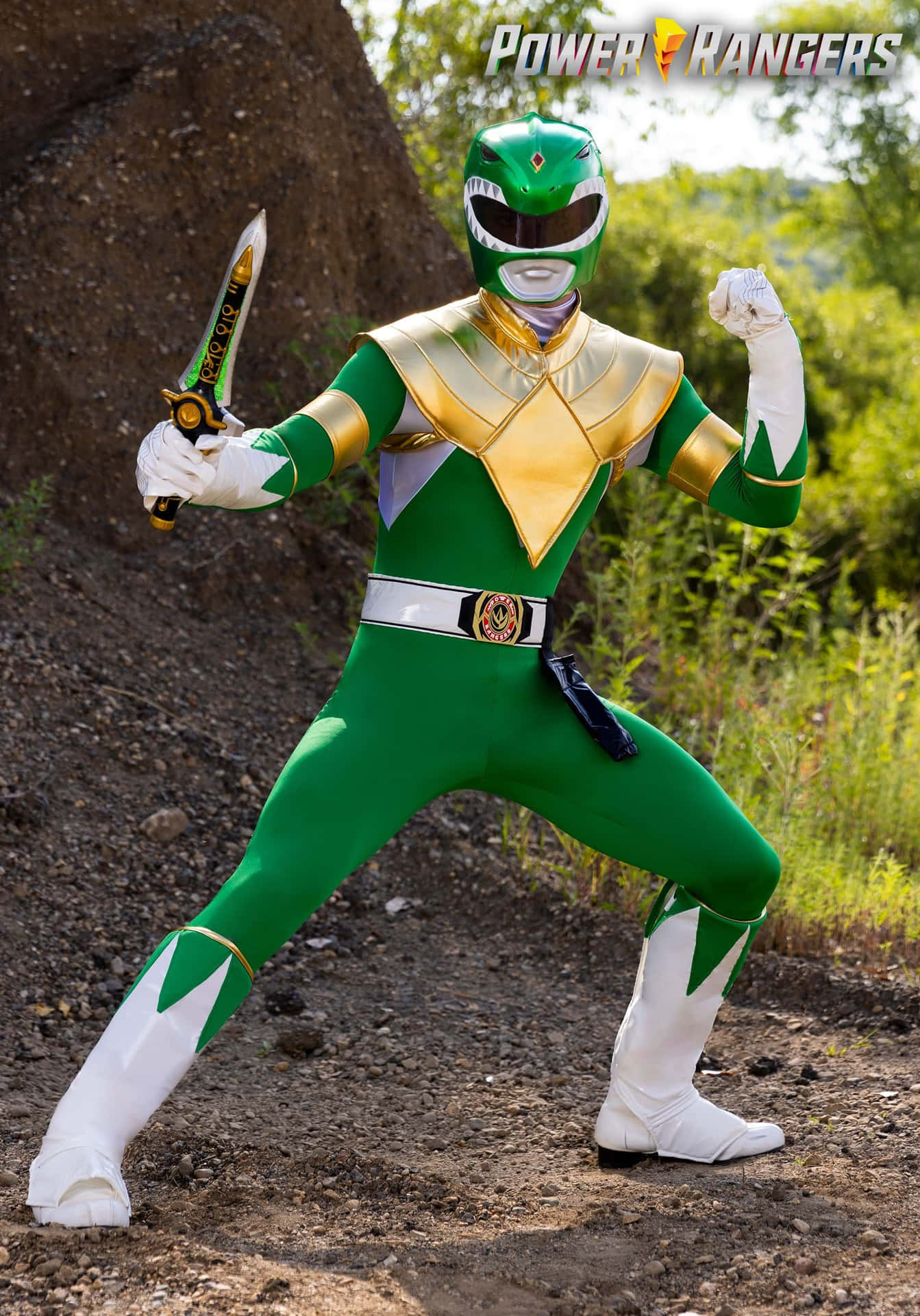  壁紙 — 綠色Power Ranger身穿全套服裝，在戶外手持劍擺出英雄姿勢。