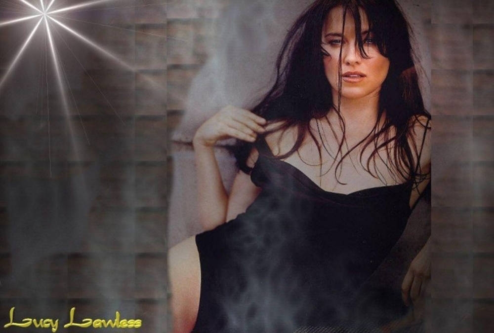Sexy 桌布 壁紙 — Lucy Lawless 身穿黑色連衣裙，煙熏髮型，戲劇性燈光，背景為紋理牆壁。